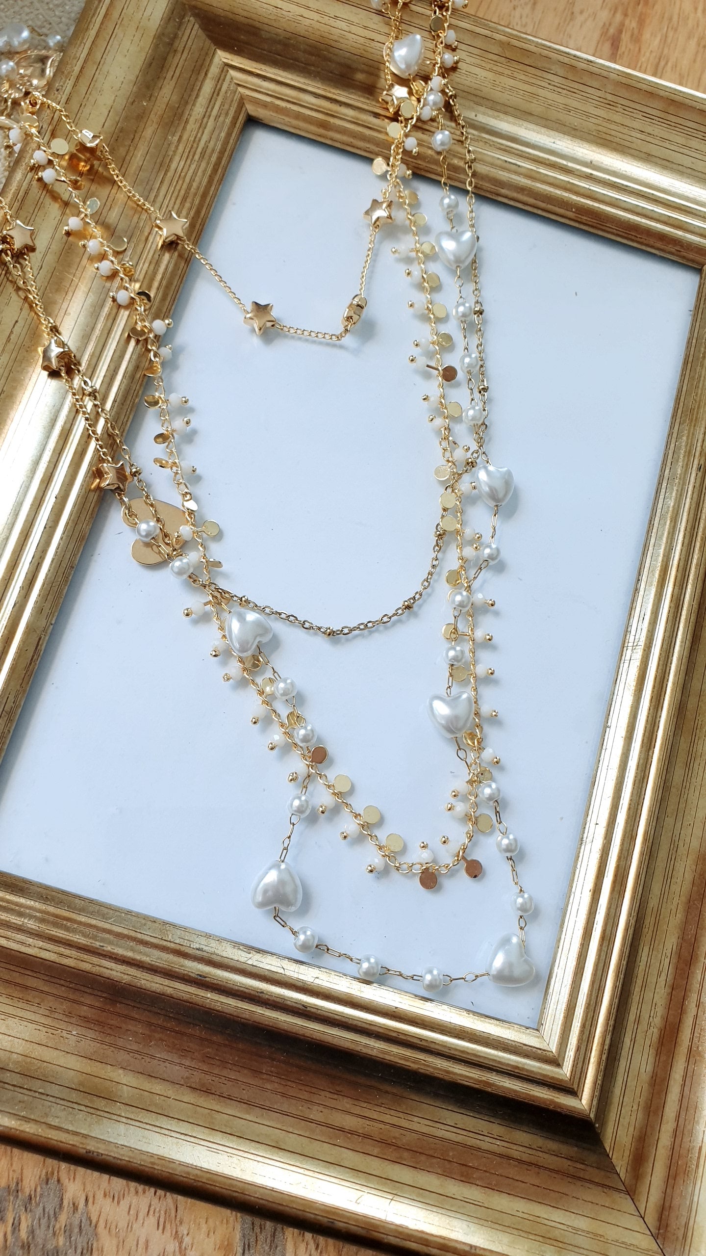 Collana lunghissima in metallo con catene, perline a cuore, charms