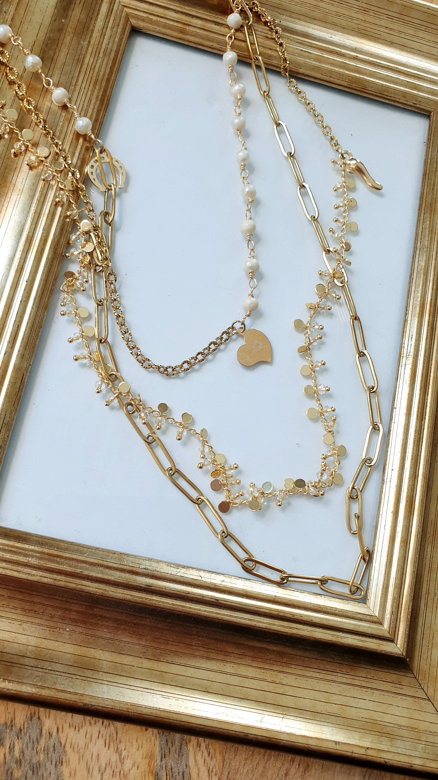 Collana lunghissima in metallo con catene, perline, charms.