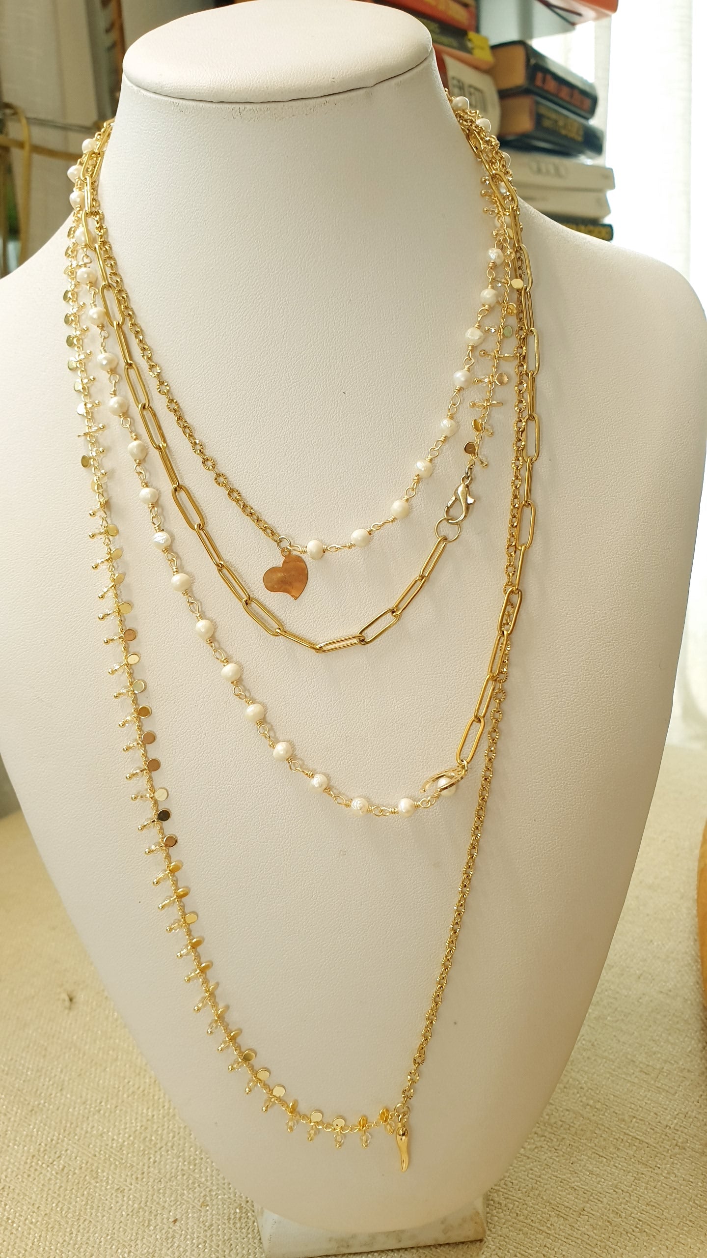 Collana lunghissima in metallo con catene, perline, charms.