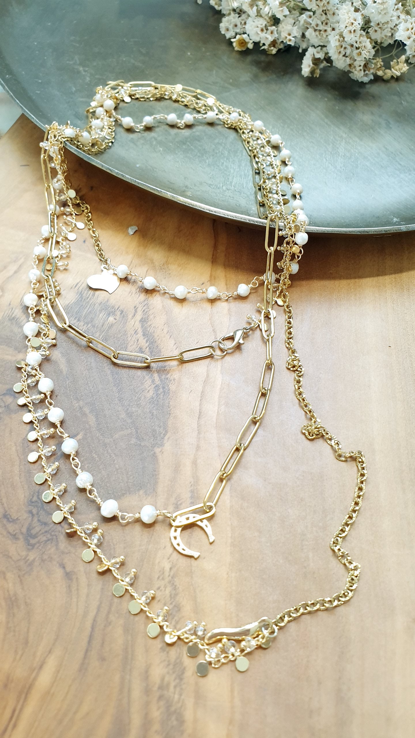 Collana lunghissima in metallo con catene, perline, charms.