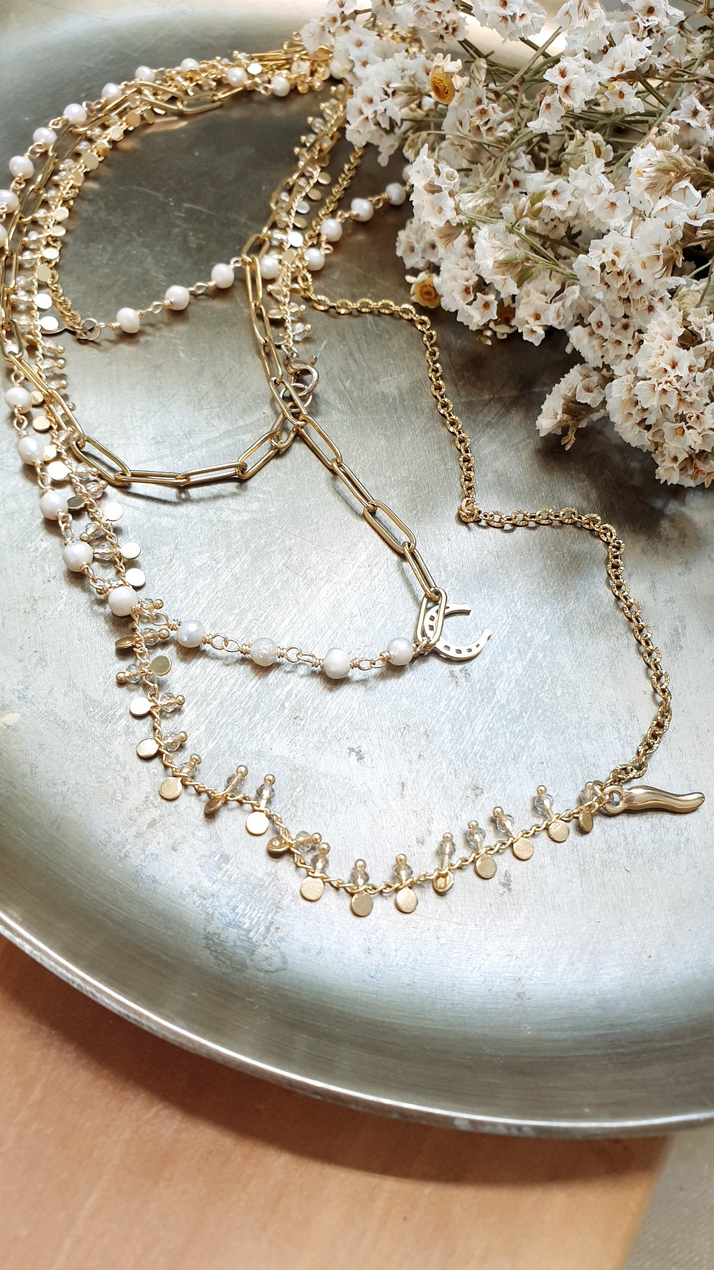 Collana lunghissima in metallo con catene, perline, charms.