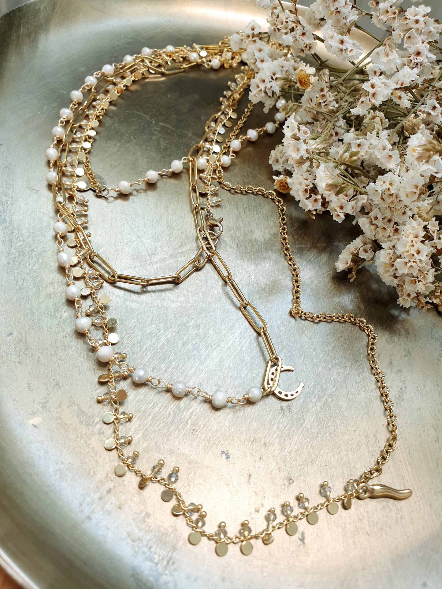 Collana lunghissima in metallo con catene, perline, charms.