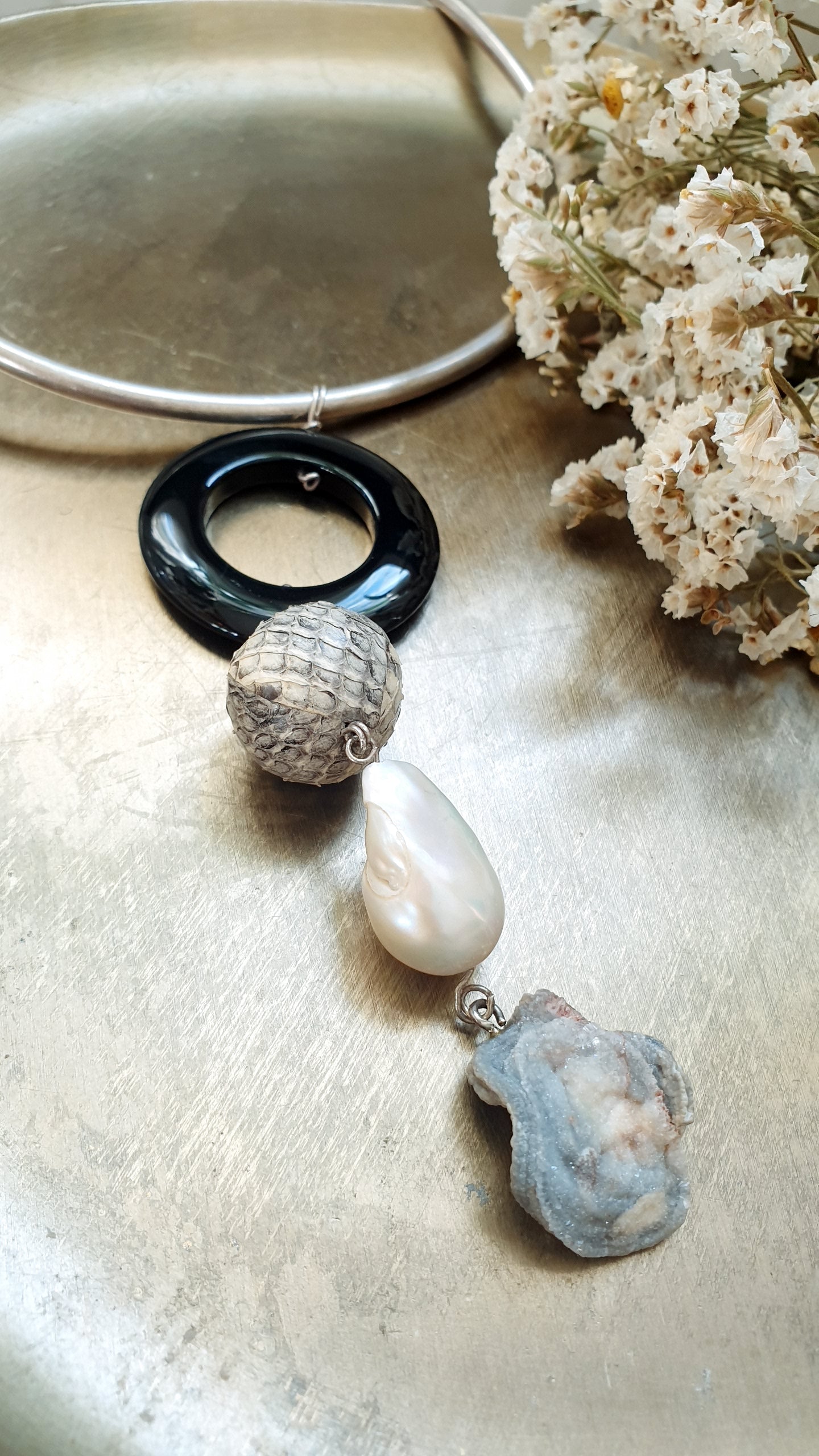 Girocollo laccato argento con onice, Drusa concinasm perla barocca, serpente