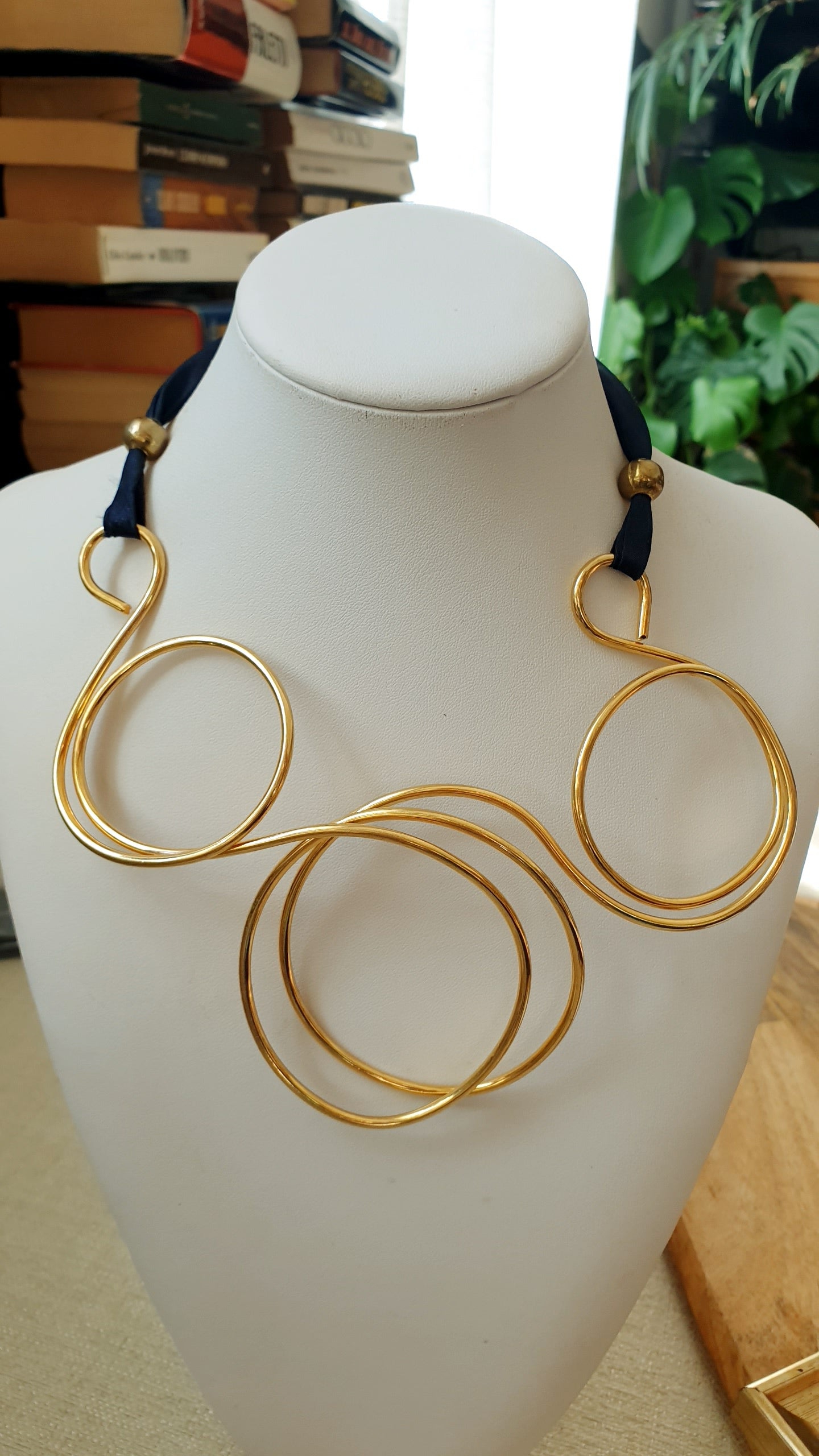 Collana in filo placcato oro con nastro.
