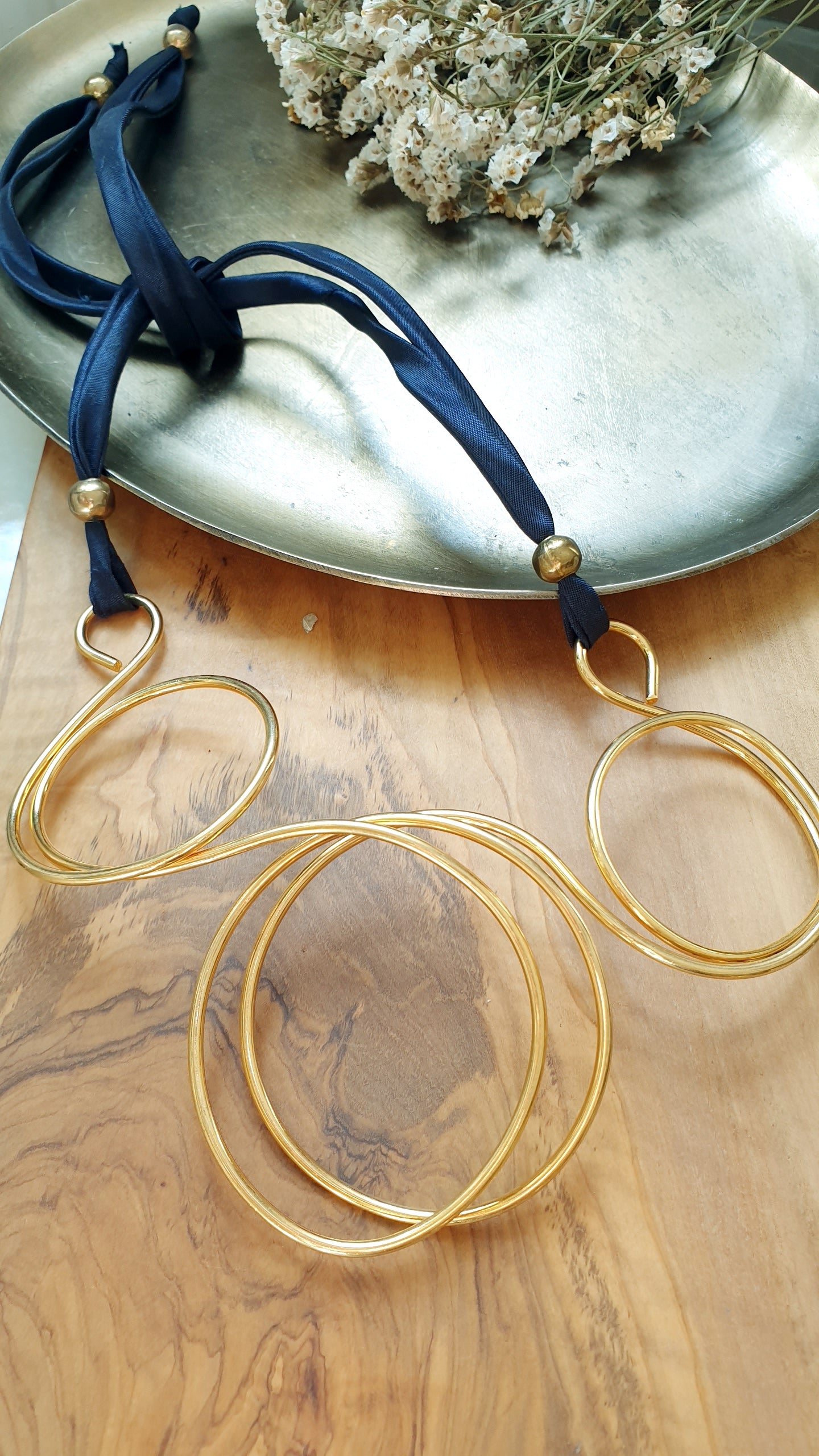 Collana in filo placcato oro con nastro.