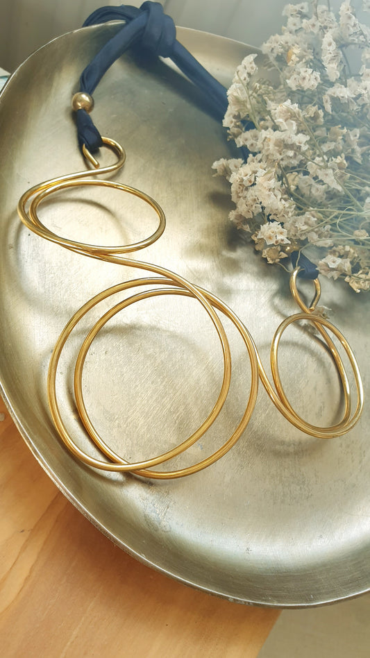 Collana in filo placcato oro con nastro.