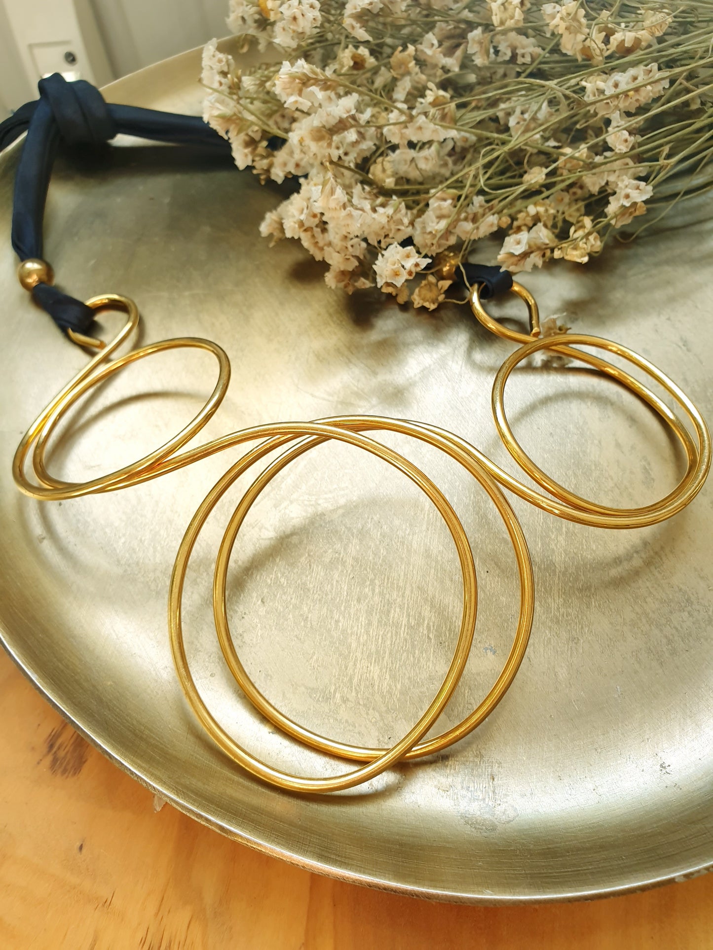 Collana in filo placcato oro con nastro.