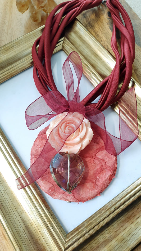 Girocoll in tessuto bordeaux con disco e rosa in resina