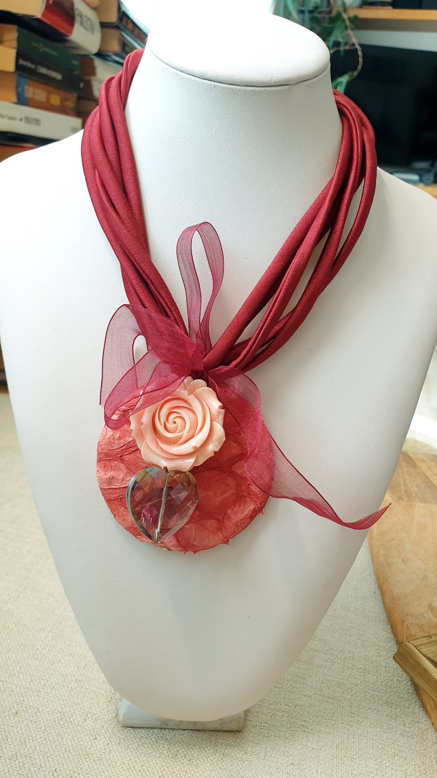 Girocoll in tessuto bordeaux con disco e rosa in resina