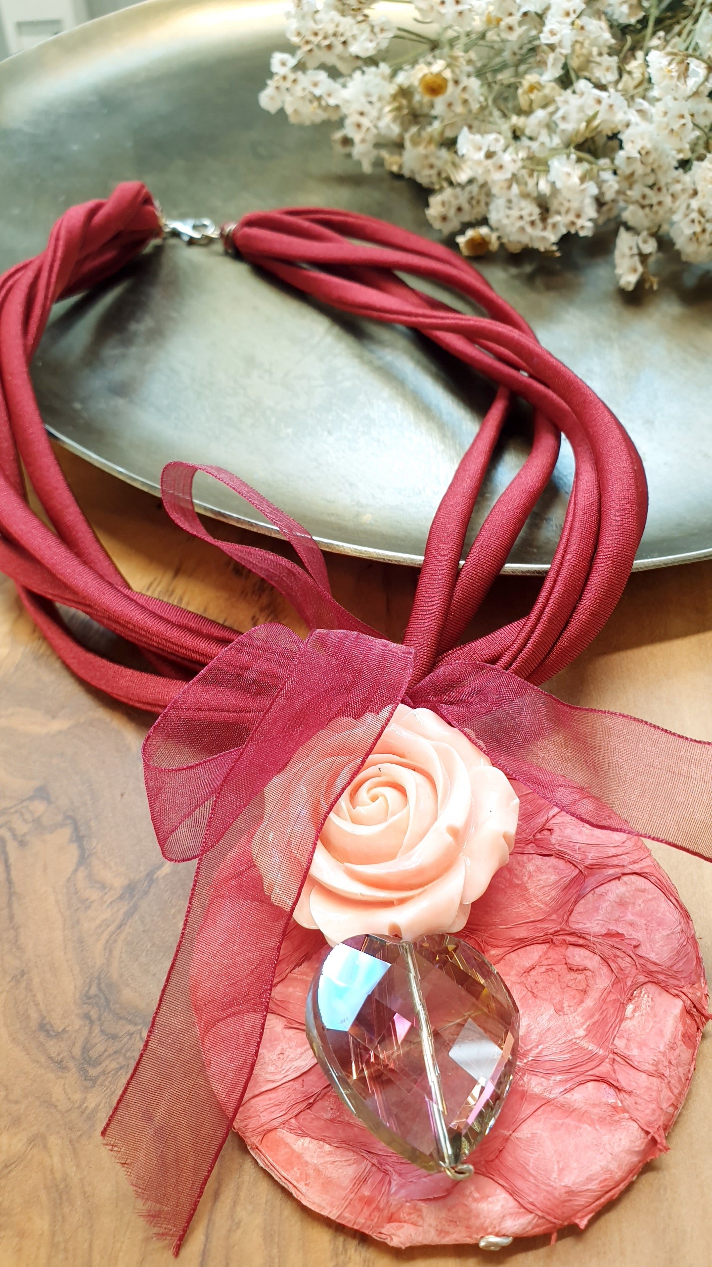 Girocoll in tessuto bordeaux con disco e rosa in resina