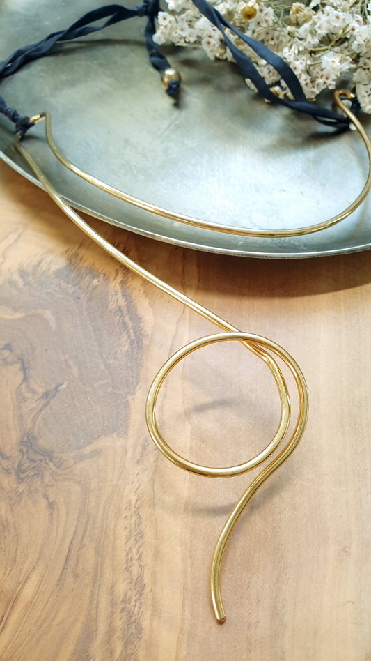 Collana in filo placcato oro con nastri