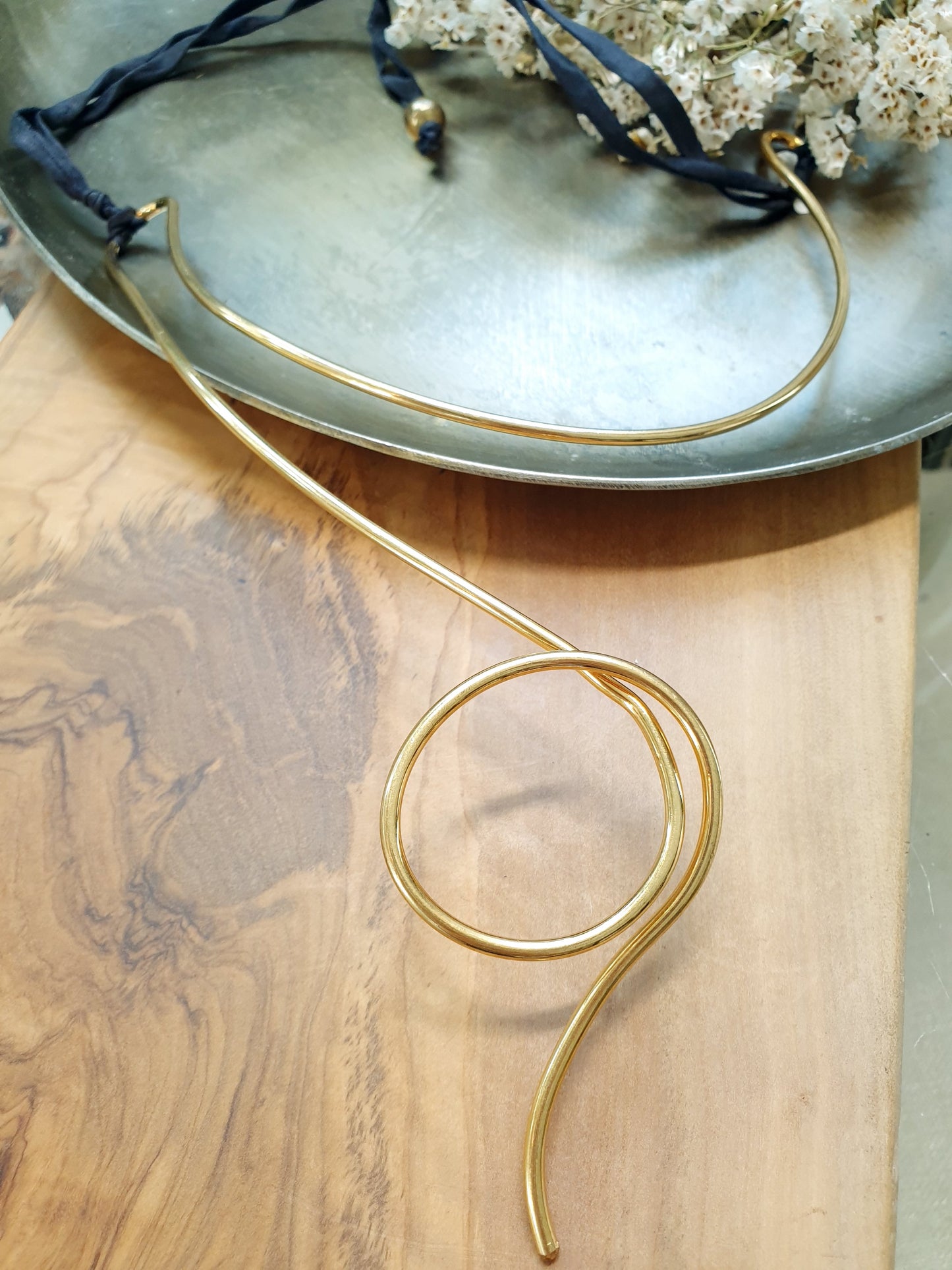 Collana in filo placcato oro con nastri