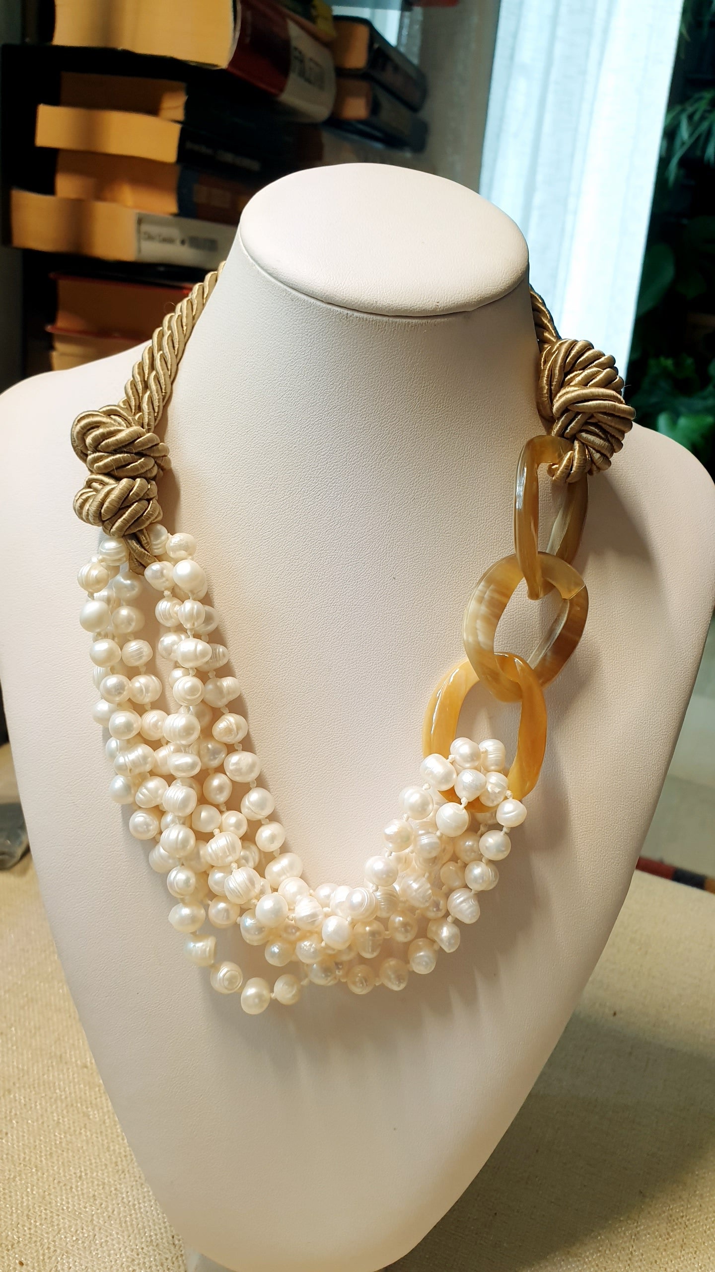 Collana corno, perle, seta.