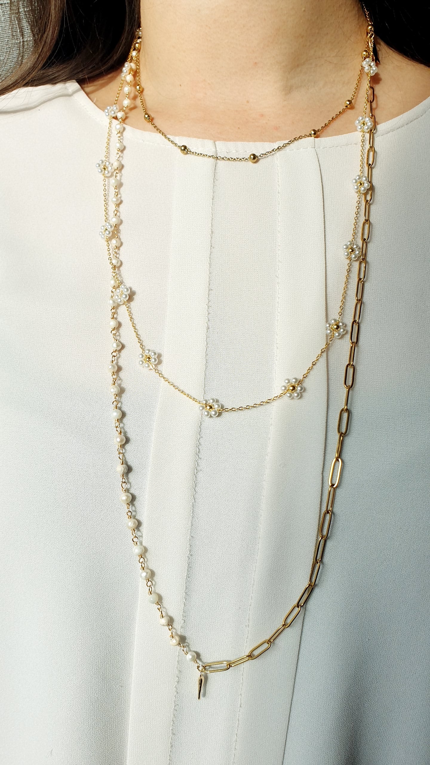 Lunghissima collana in metallo con perline e charms
