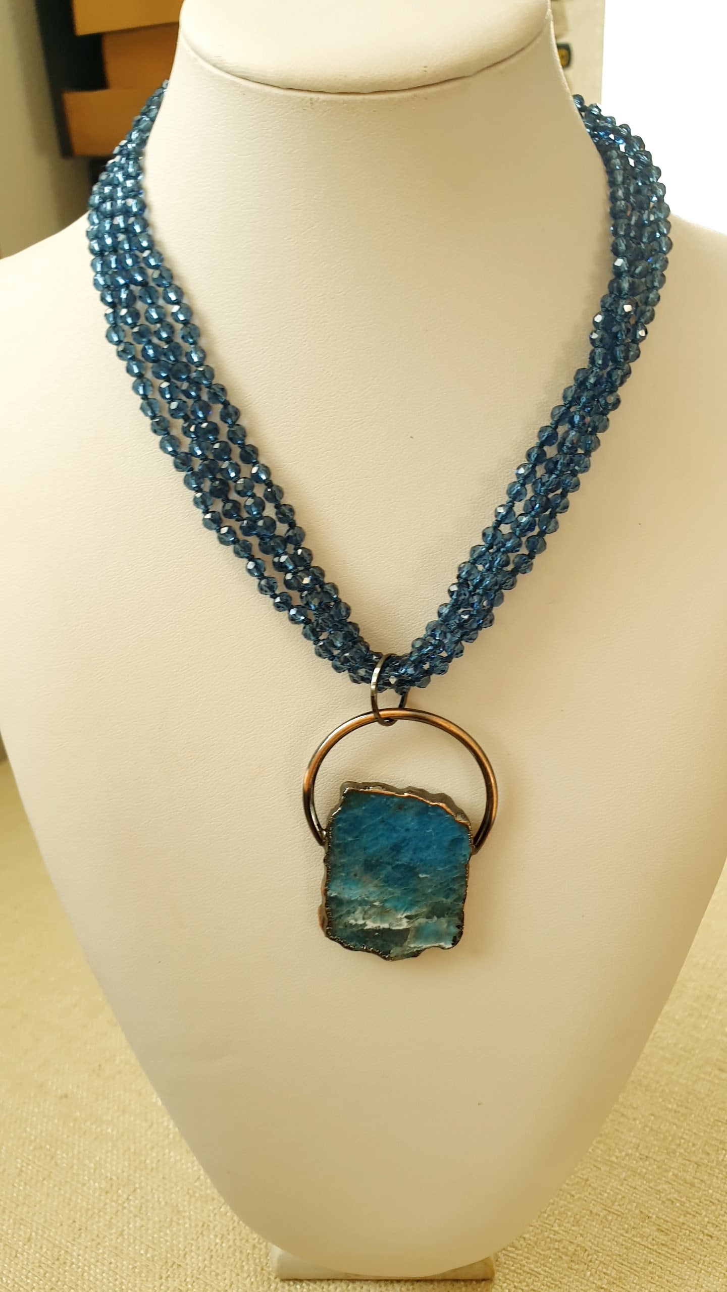 Girodollo di cristallini con apatite