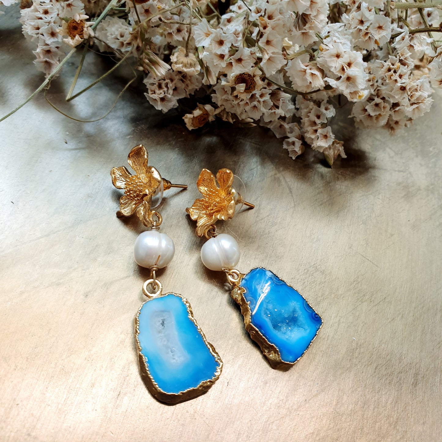 Orecchini in ottone con druse di agata e perle