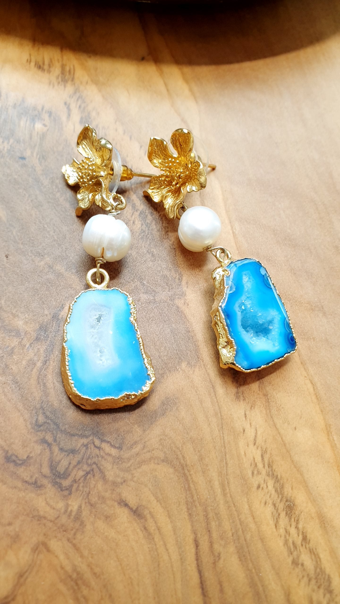 Orecchini in ottone con druse di agata e perle