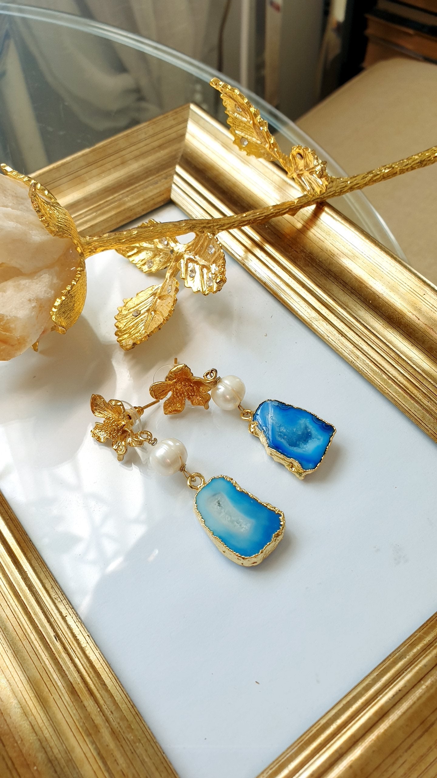 Orecchini in ottone con druse di agata e perle