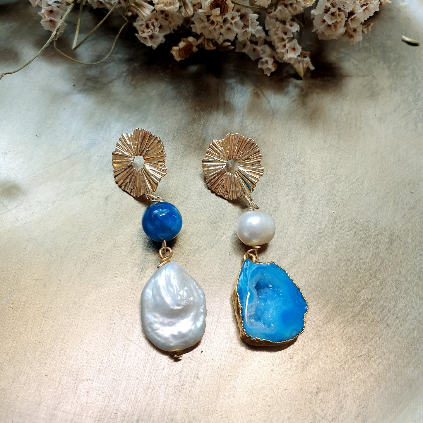 Orecchini in argento con drusa, perla barocca, apatite