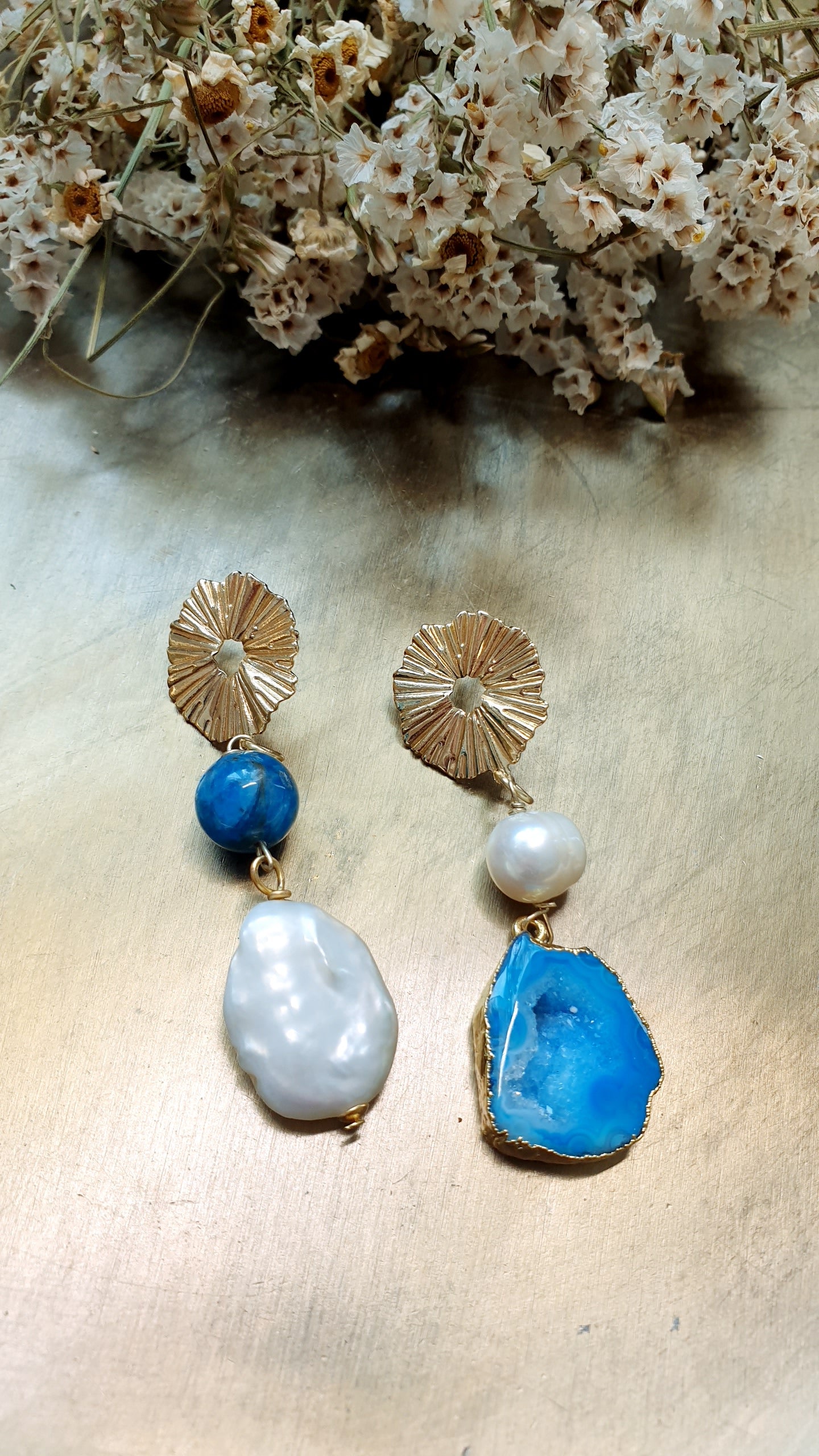 Orecchini in argento con drusa, perla barocca, apatite