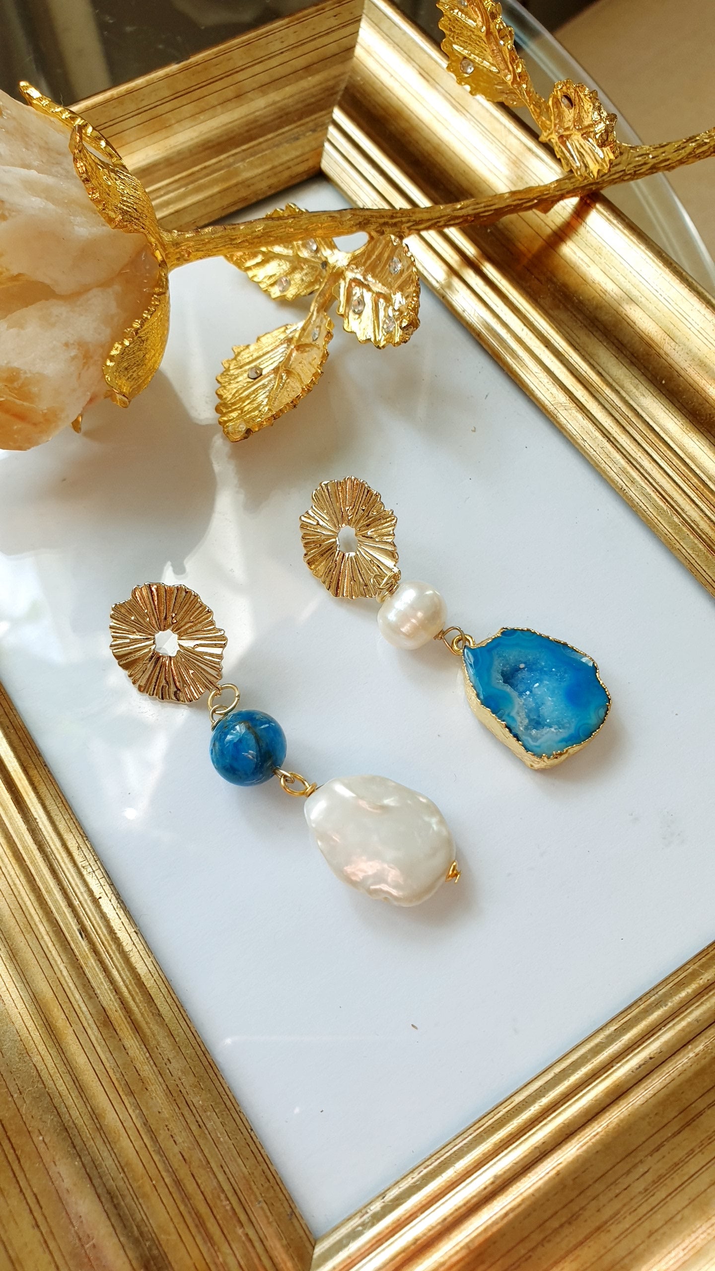 Orecchini in argento con drusa, perla barocca, apatite