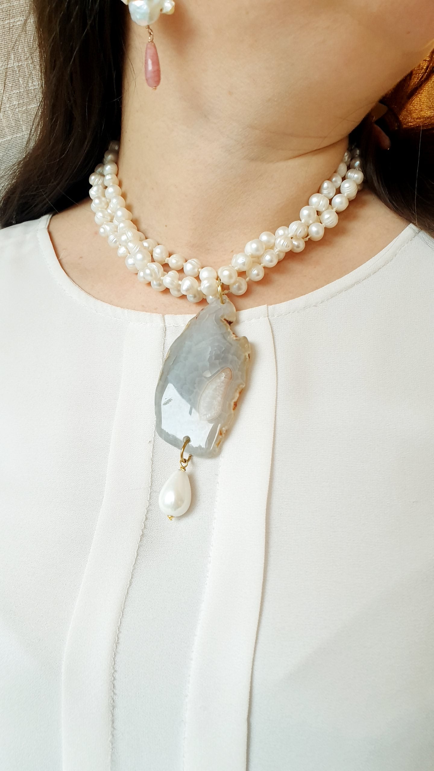 Girocollo in perle di fiume con agata e perla di Maiorca.