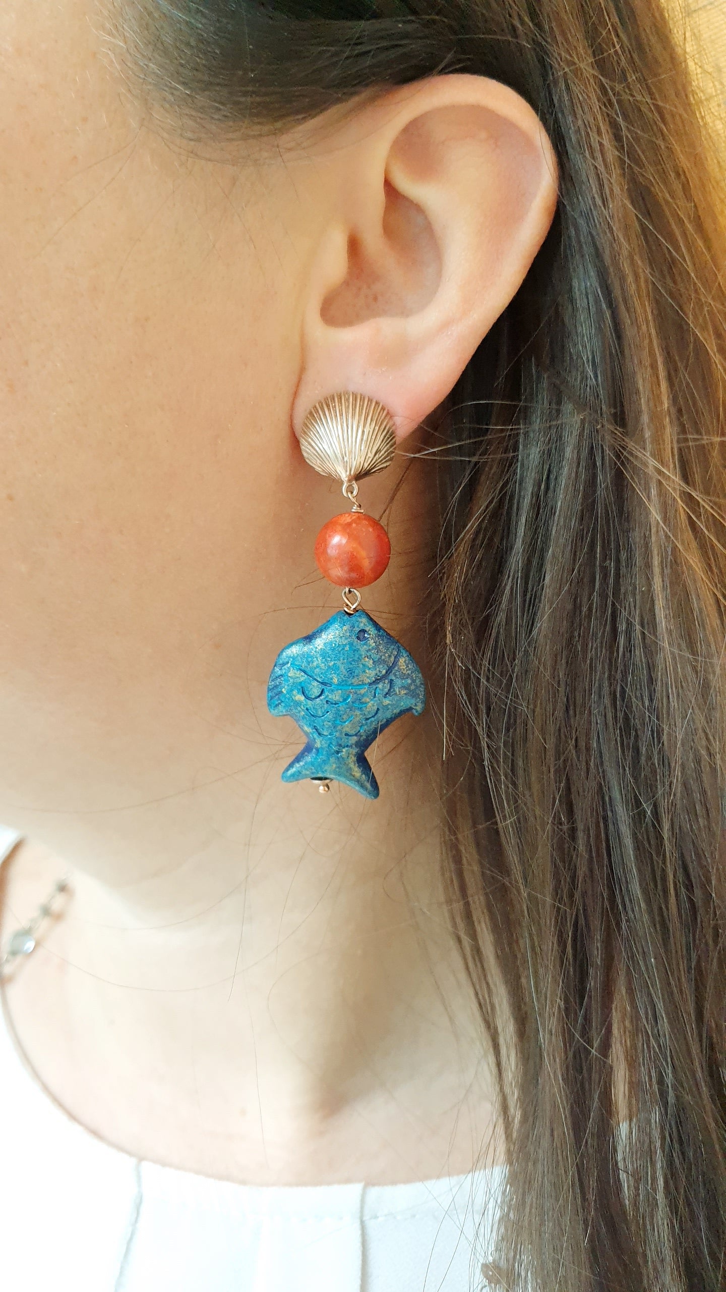 Orecchini in argento con corallo e pesciolini in resina .