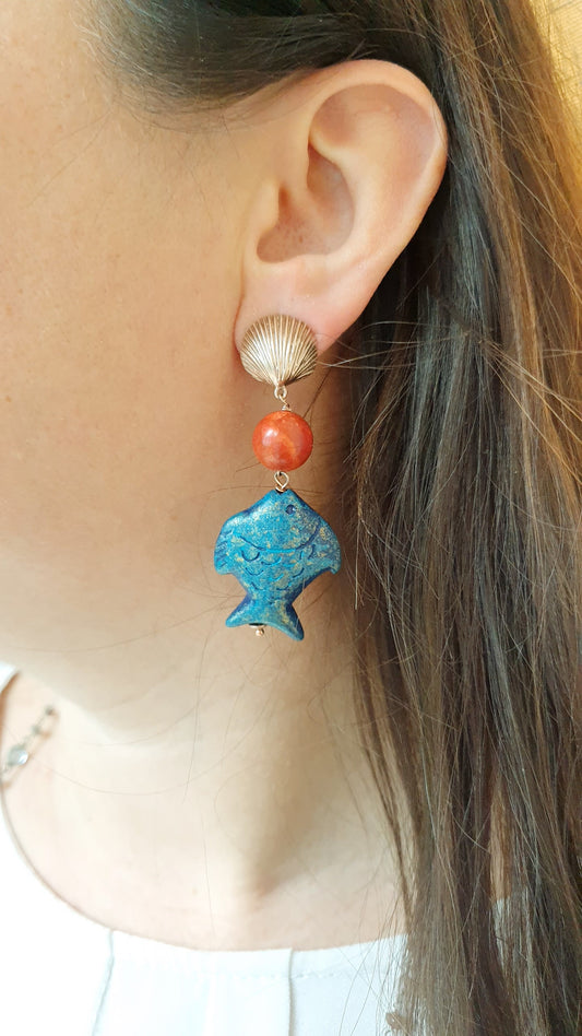 Orecchini in argento con corallo e pesciolini in resina .