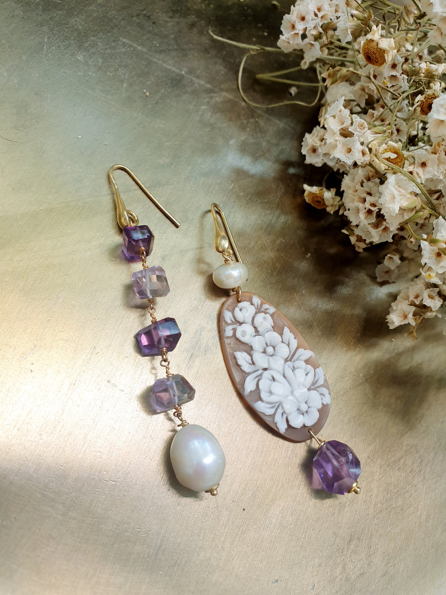 Orecchini in argento con cammeo, ametista, perle.
