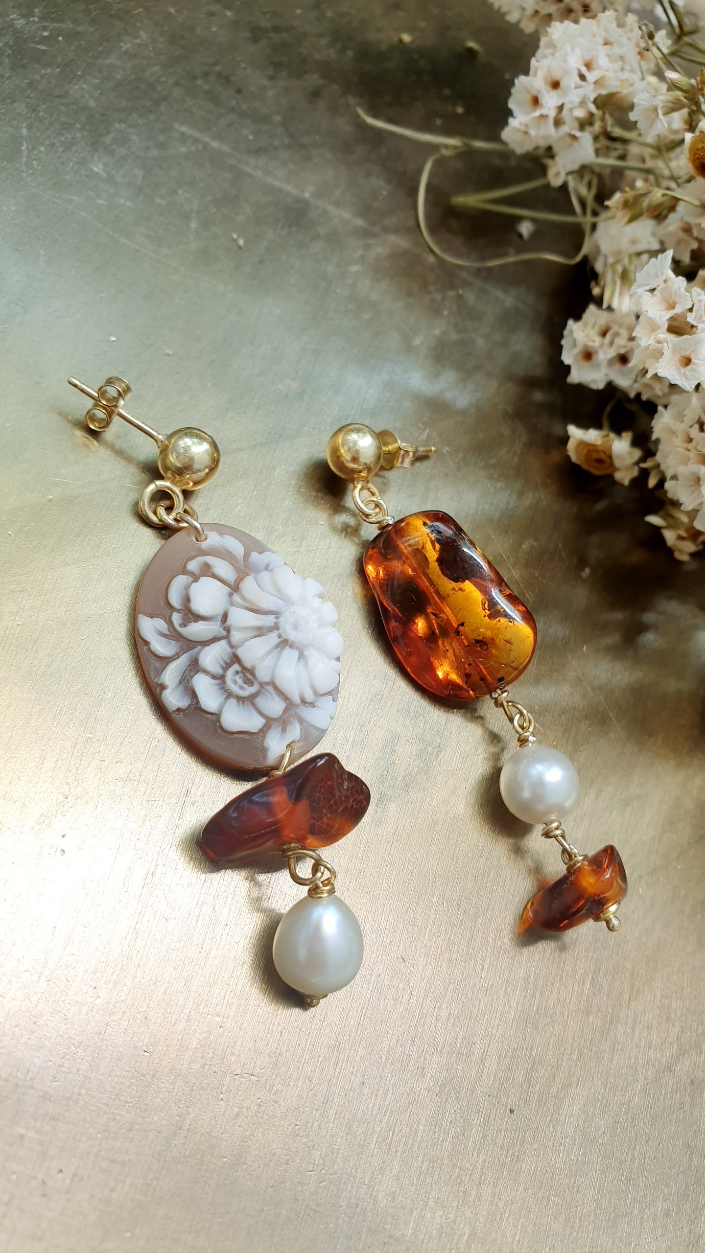Orecchini in argento con cammeo , ambra, perle
