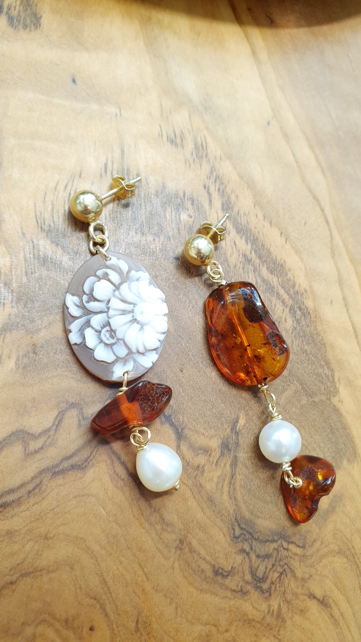 Orecchini in argento con cammeo , ambra, perle