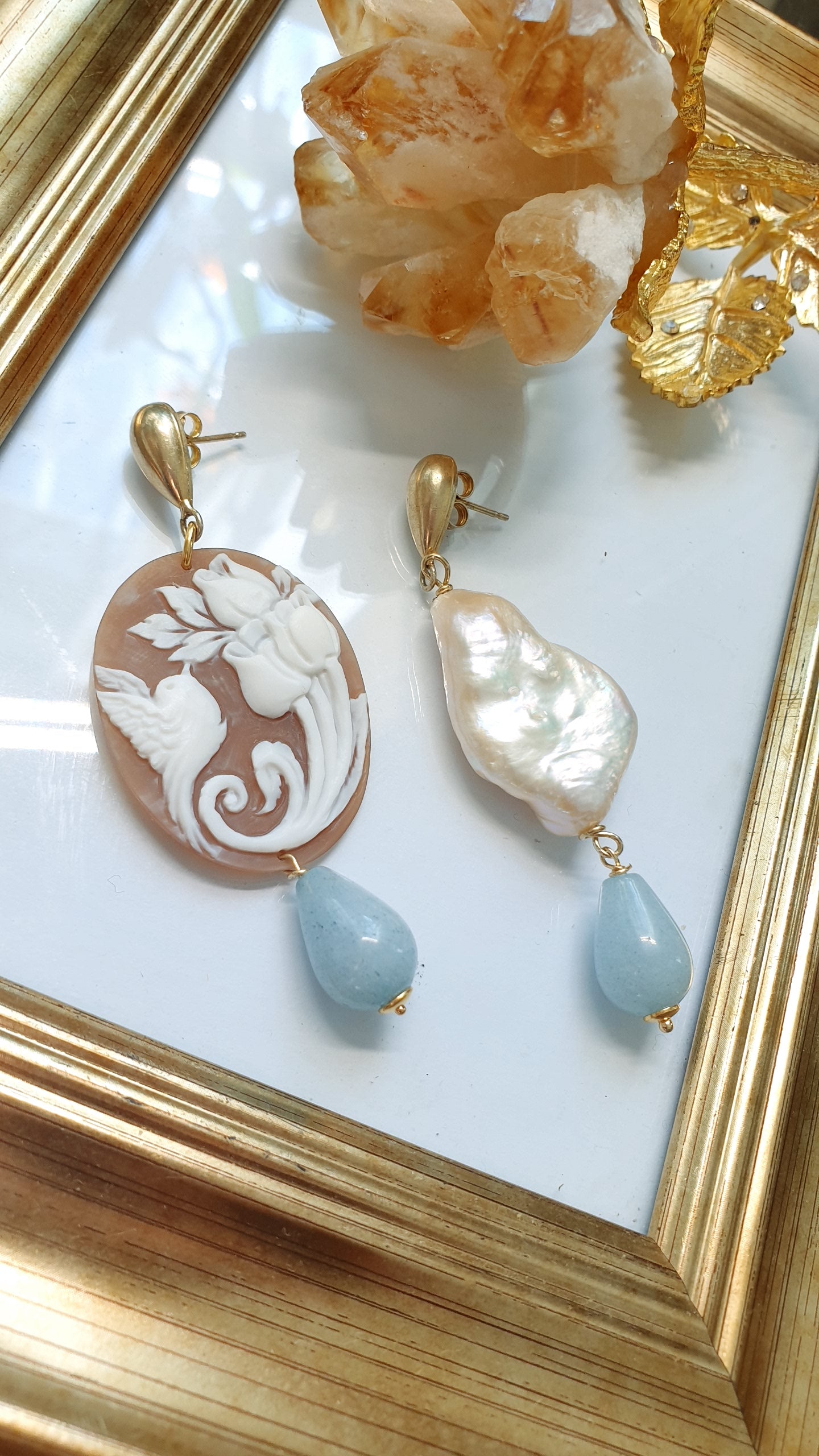 Orecchini in argento con cammeo, perla barocca, acquamarina