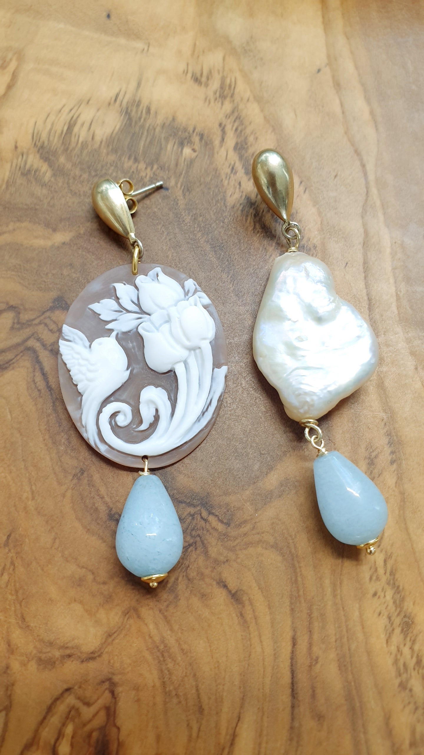 Orecchini in argento con cammeo, perla barocca, acquamarina