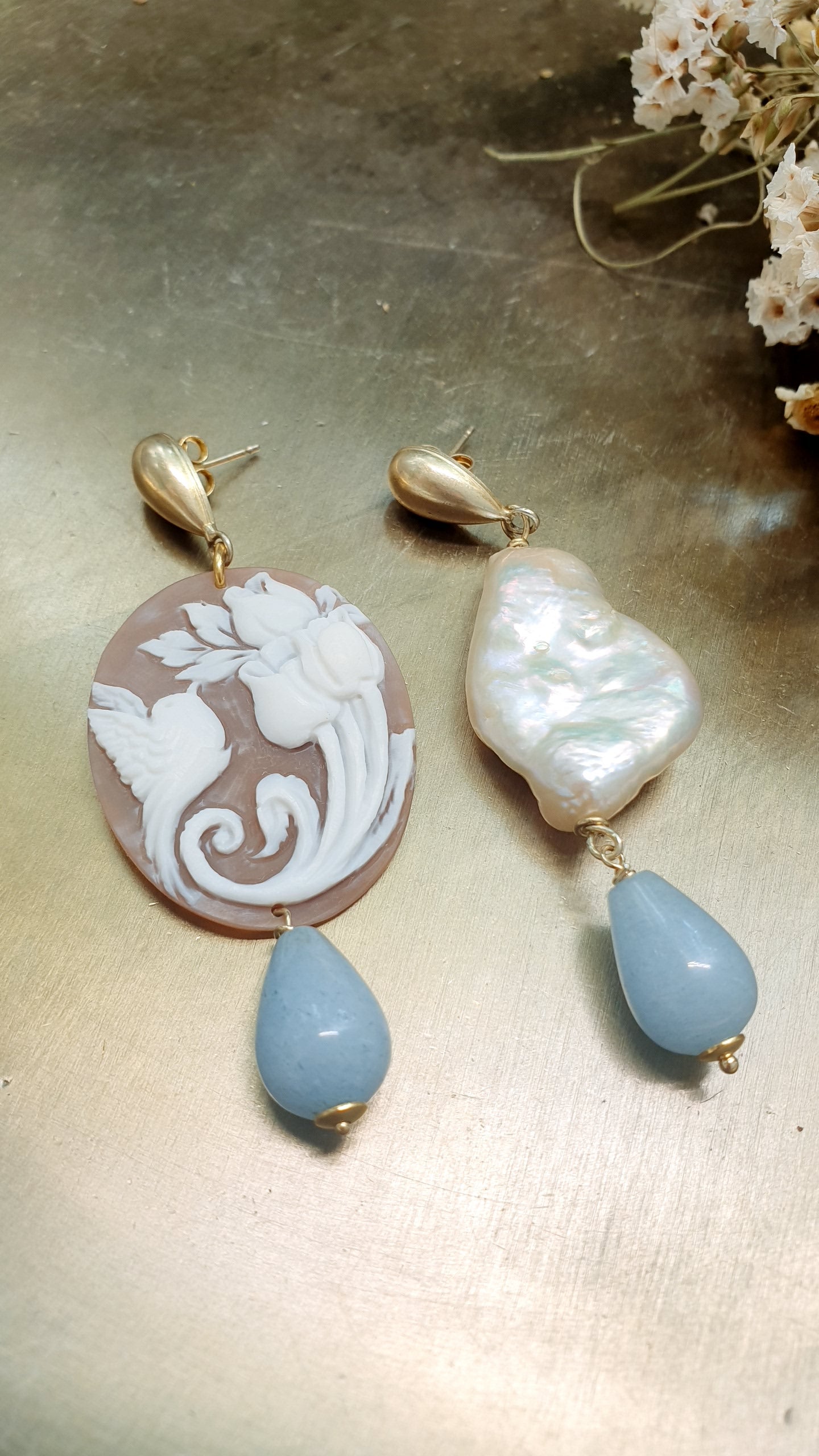 Orecchini in argento con cammeo, perla barocca, acquamarina