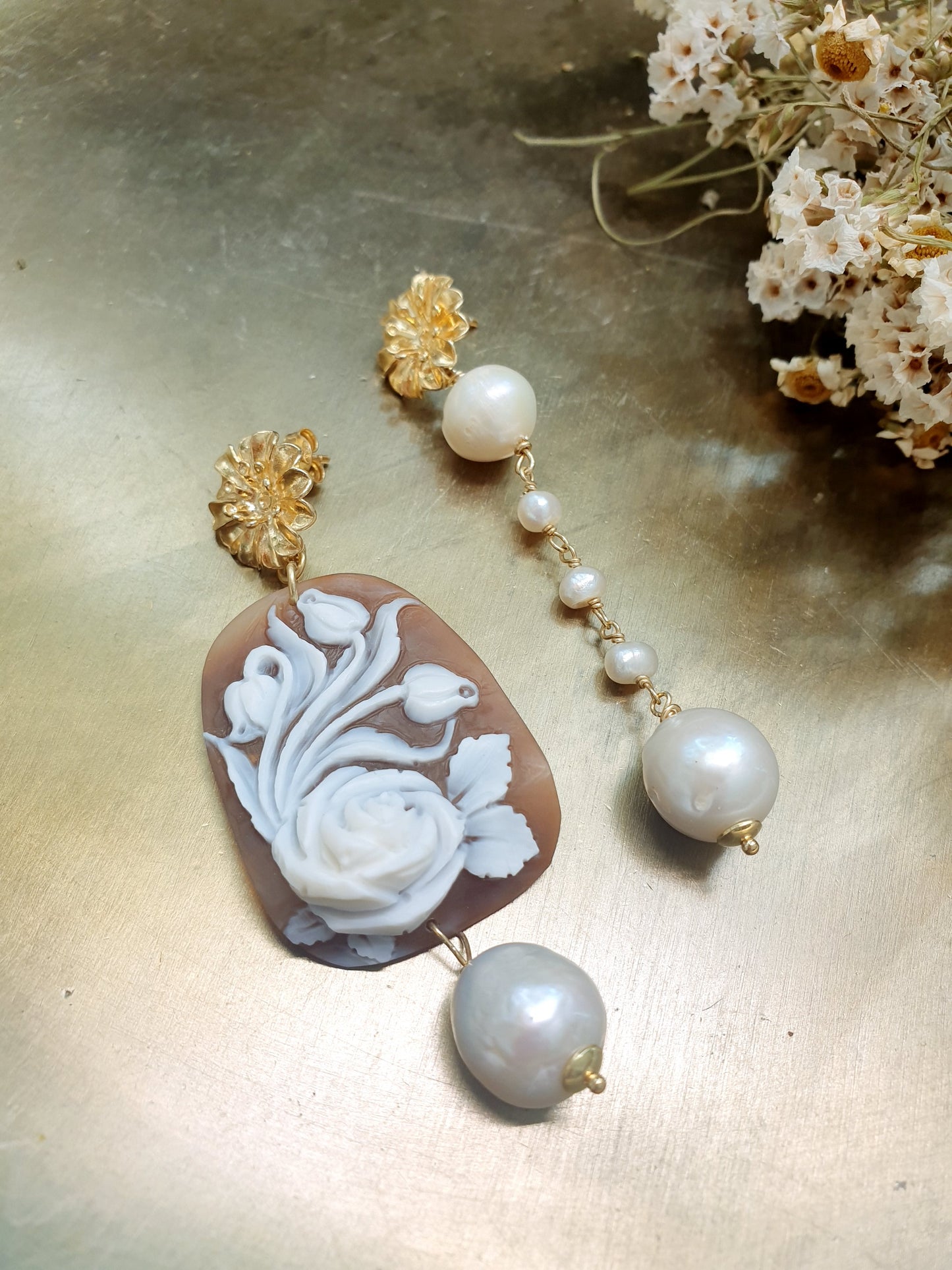 Orecchini in argento con cammeo e perle barocche