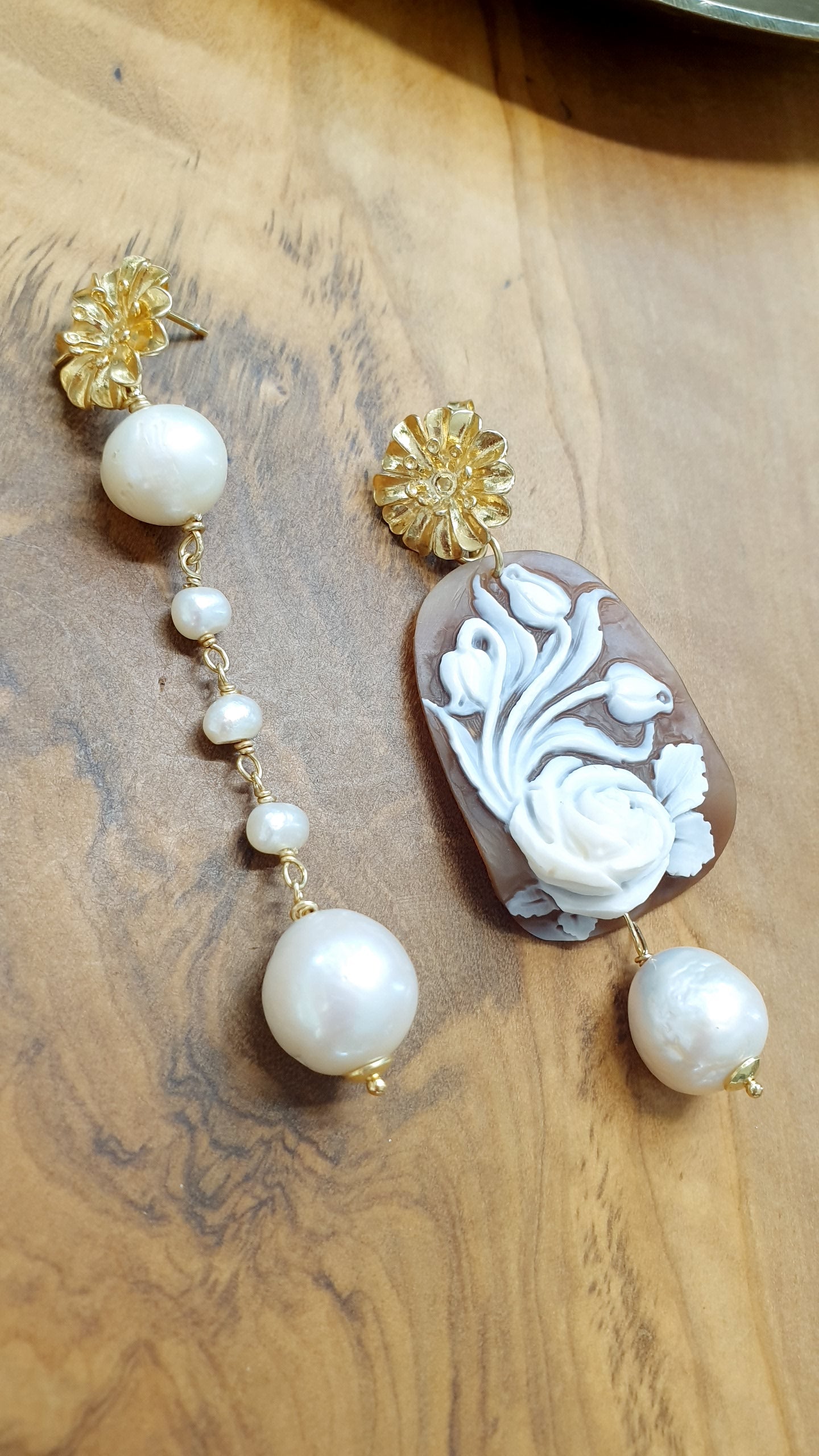 Orecchini in argento con cammeo e perle barocche