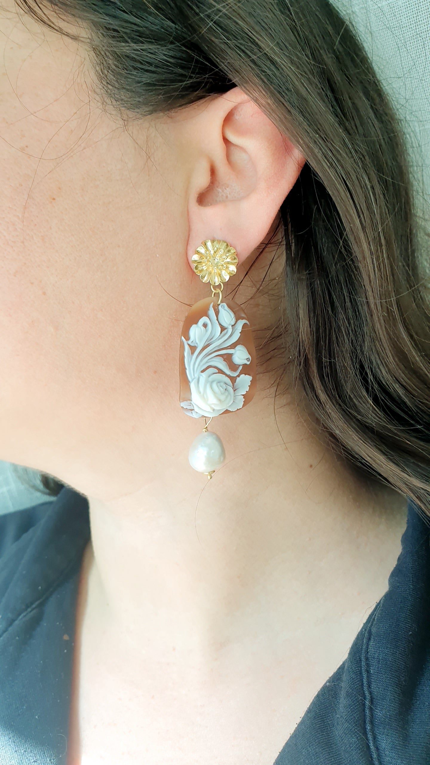 Orecchini in argento con cammeo e perle barocche
