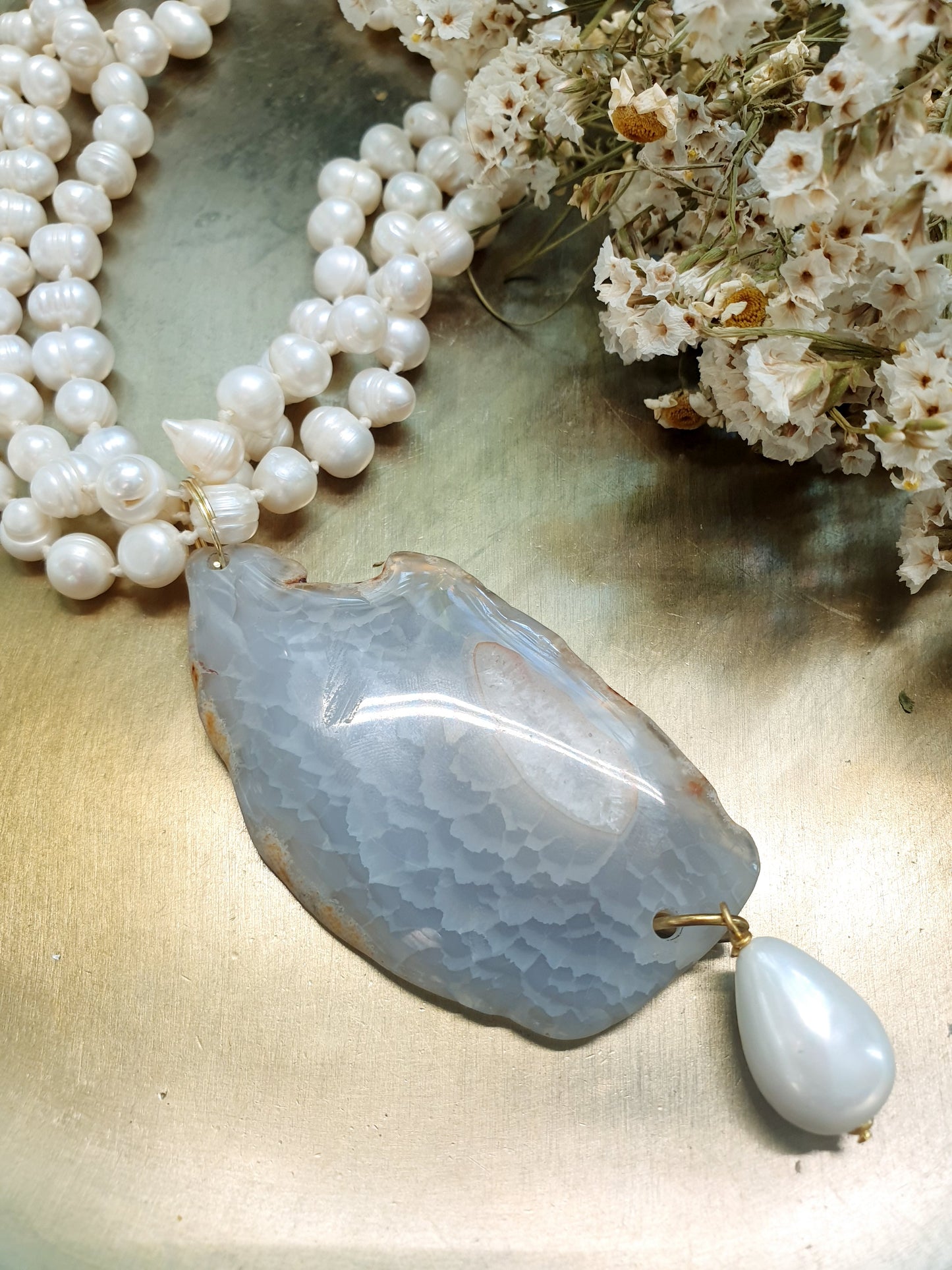 Girocollo in perle di fiume con agata e perla di Maiorca.