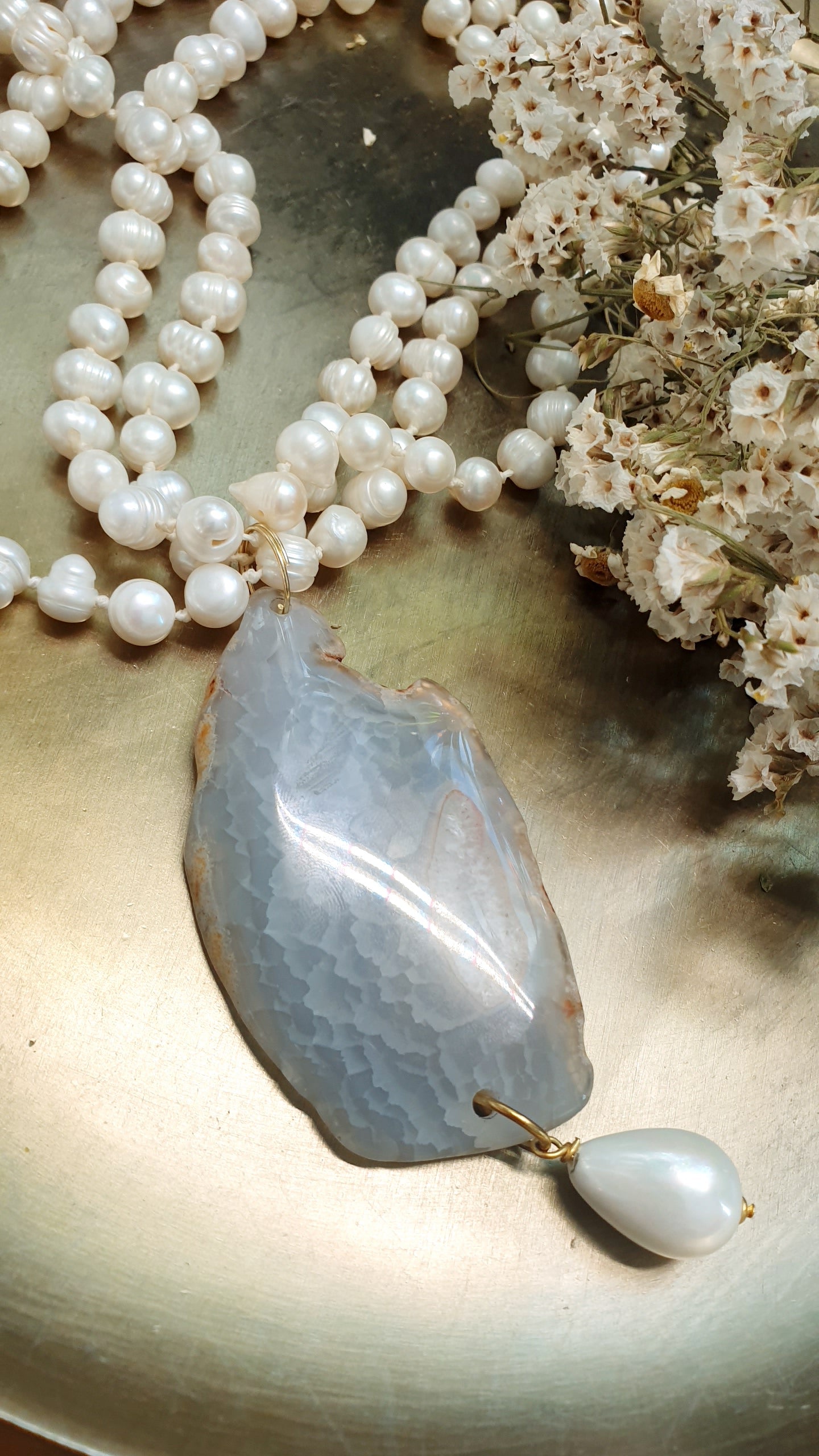 Girocollo in perle di fiume con agata e perla di Maiorca.