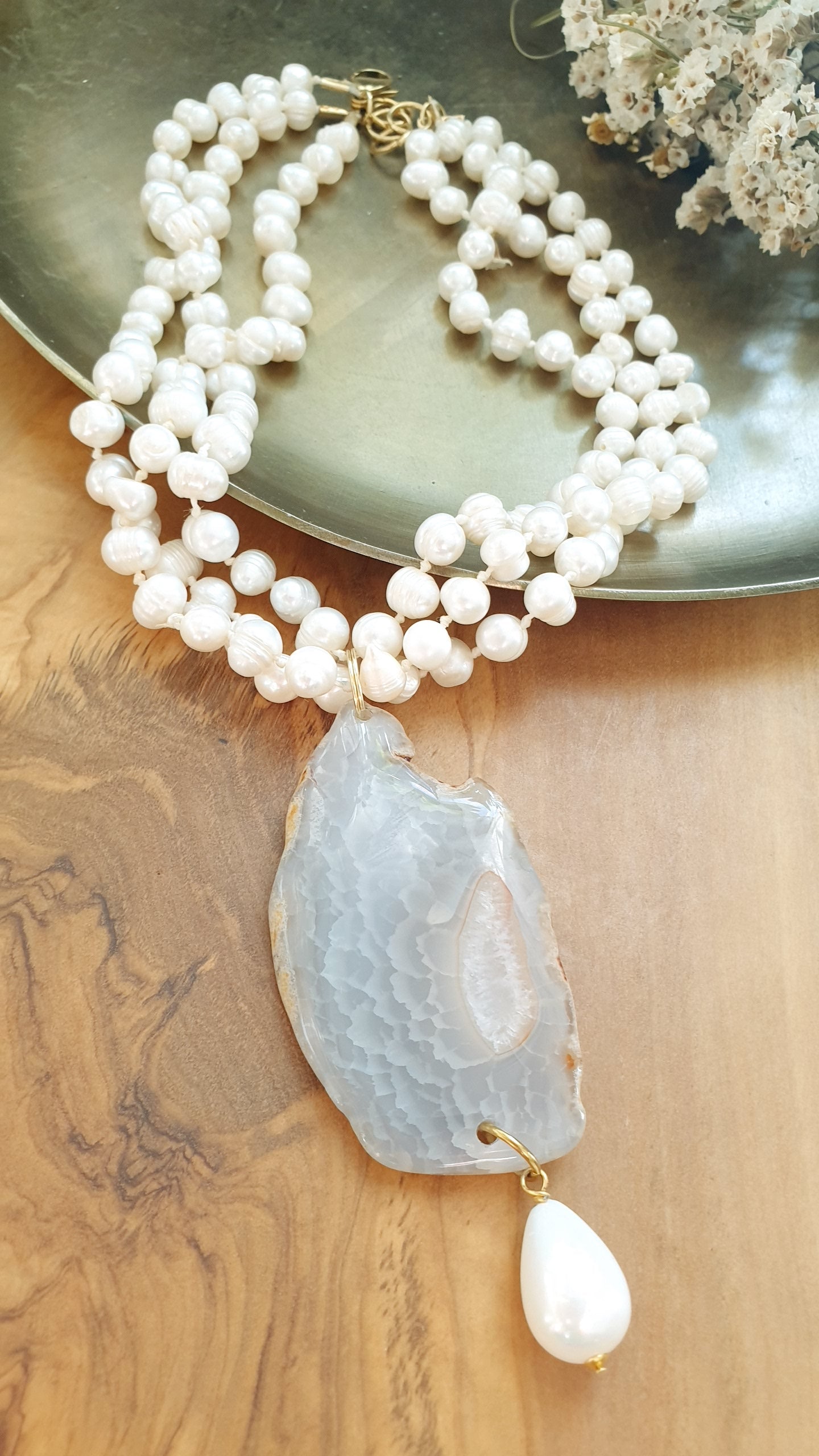 Girocollo in perle di fiume con agata e perla di Maiorca.