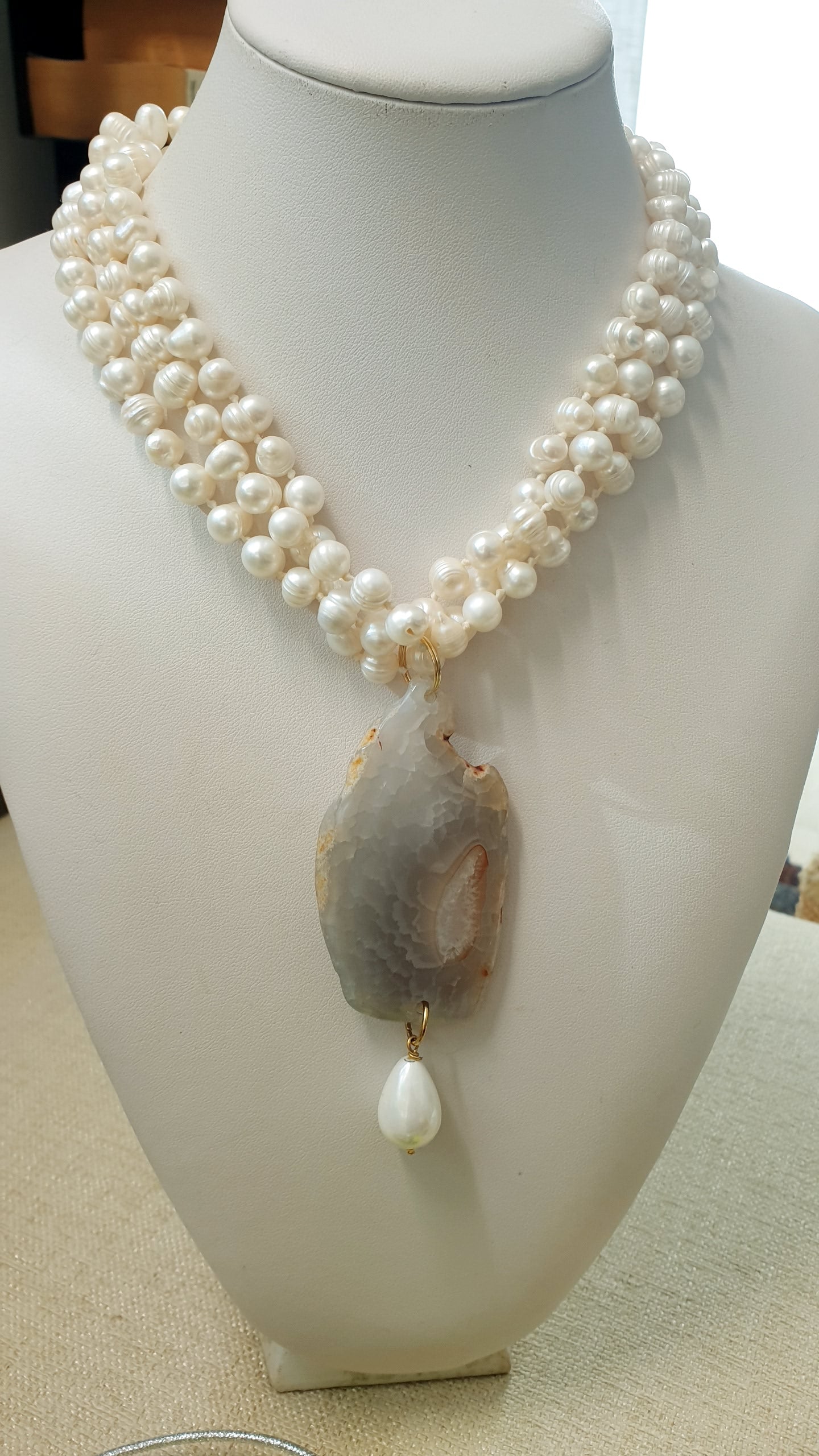 Girocollo in perle di fiume con agata e perla di Maiorca.