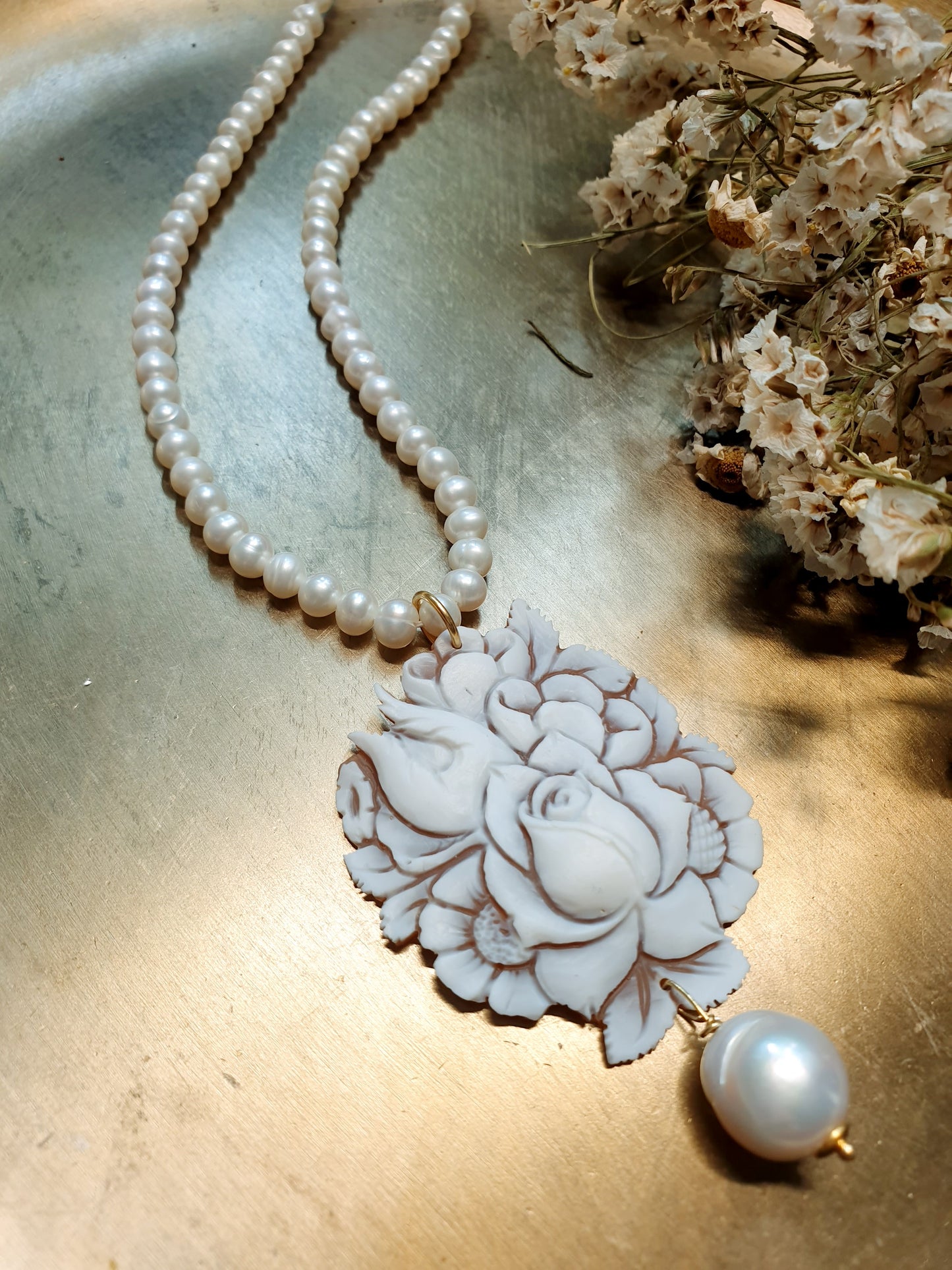 Bellissimo girocollo di perle con cammeo