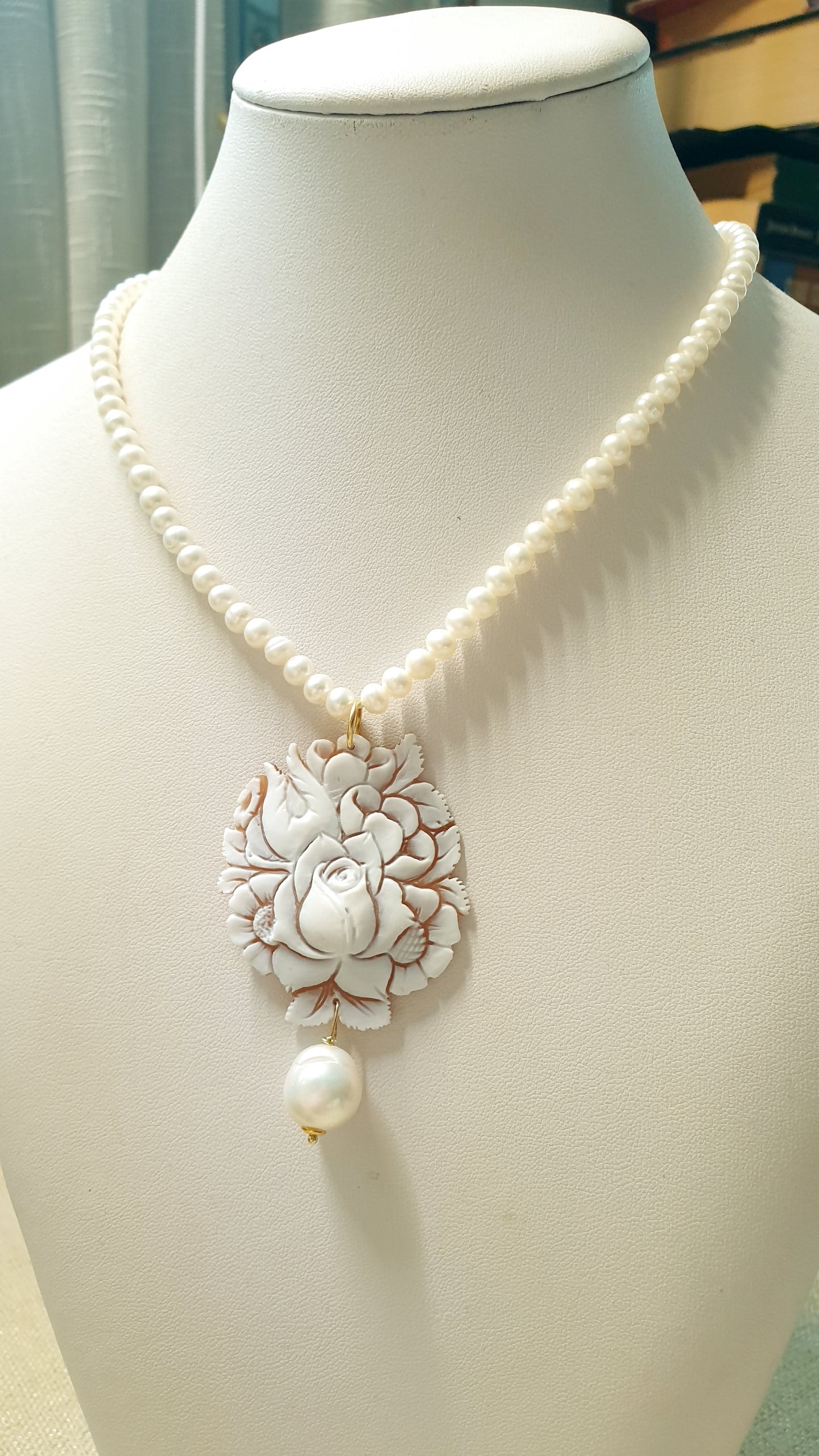 Bellissimo girocollo di perle con cammeo