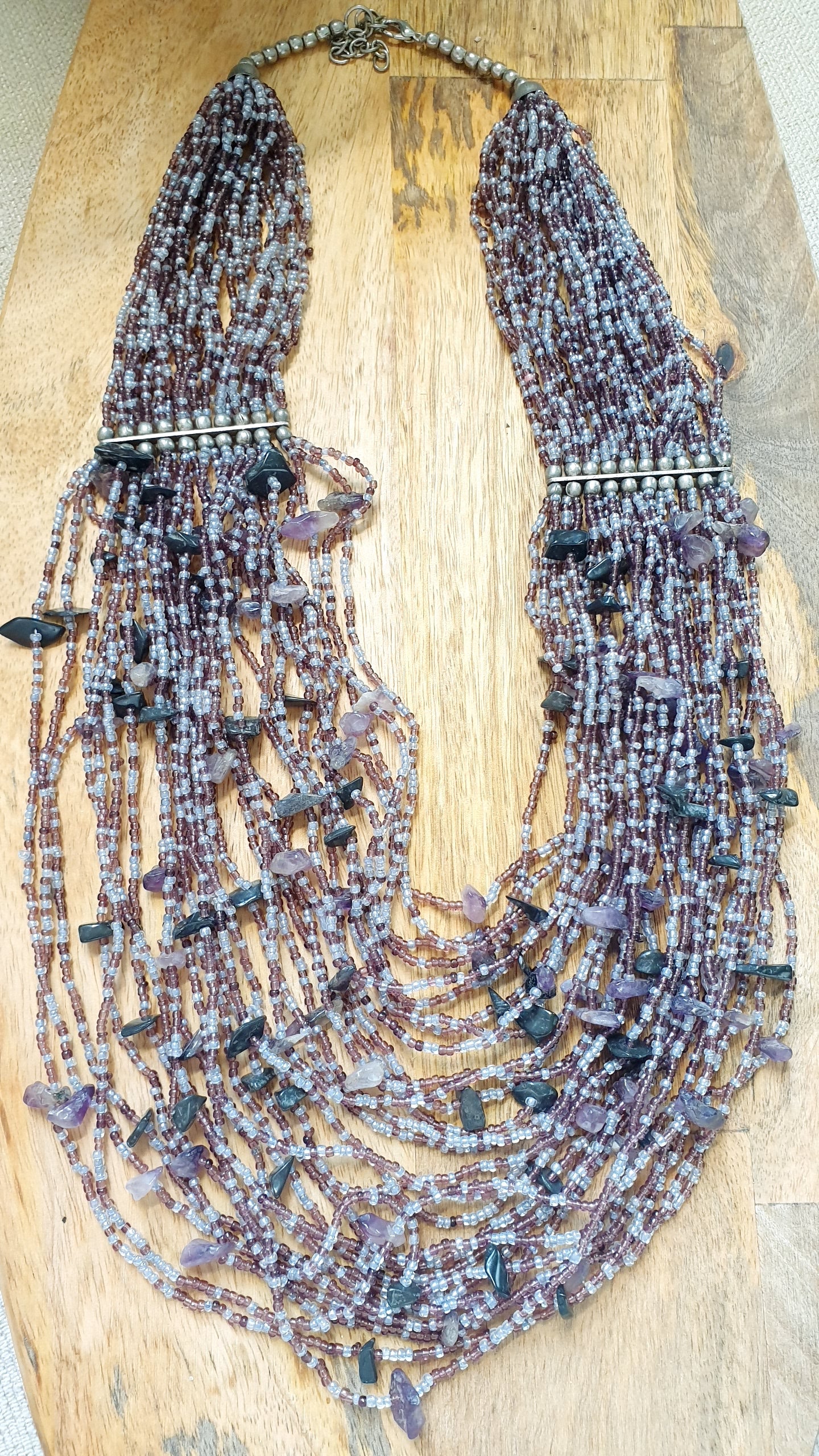 Grande collana con chips di pietre e perline.
