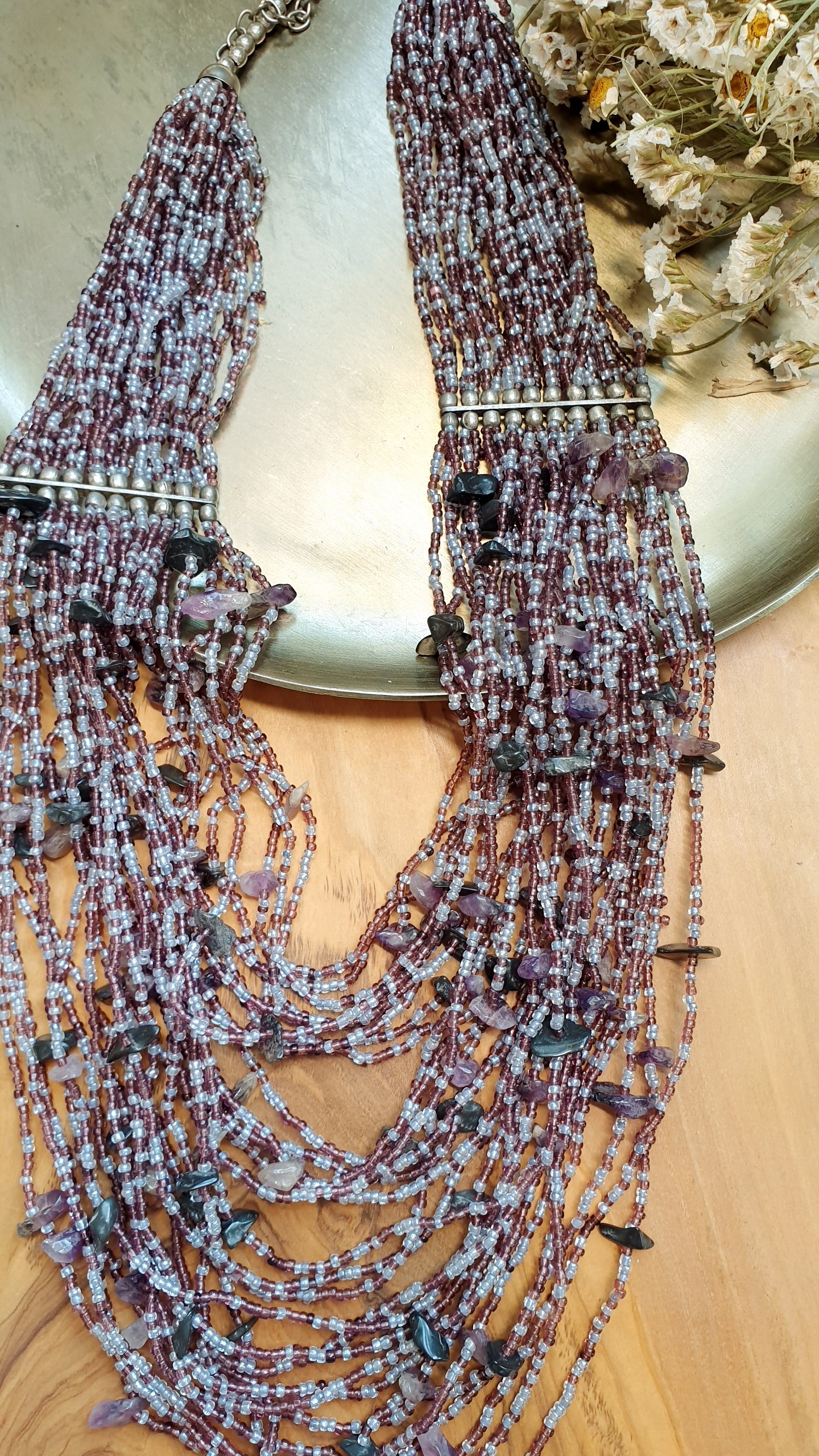 Grande collana con chips di pietre e perline.