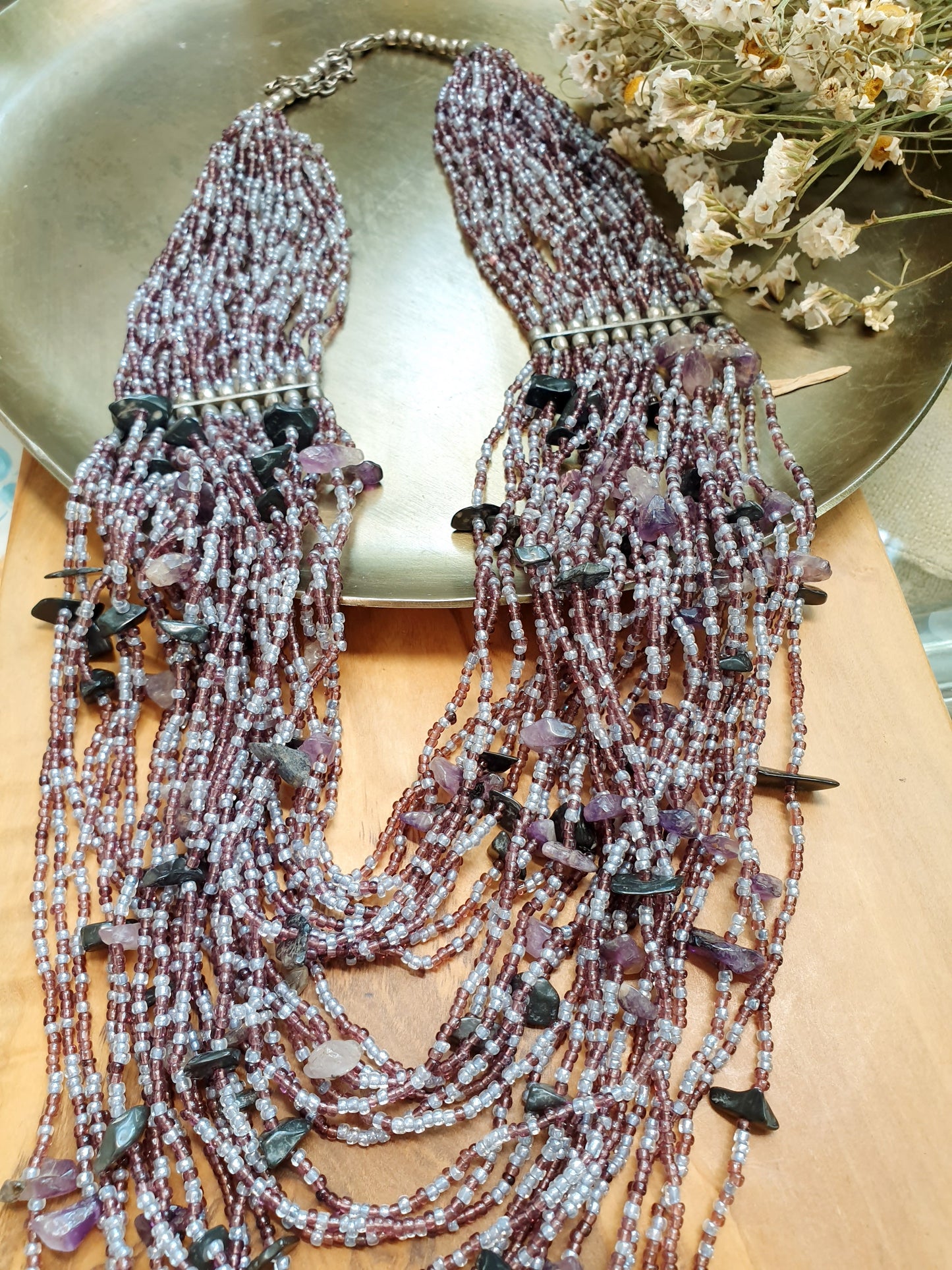 Grande collana con chips di pietre e perline.