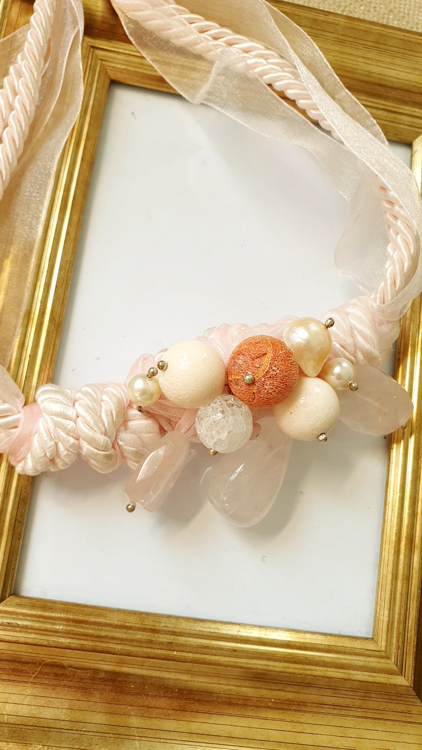 Girocollo in seta con quarzo rosa, madrepora, quarzo, perle.