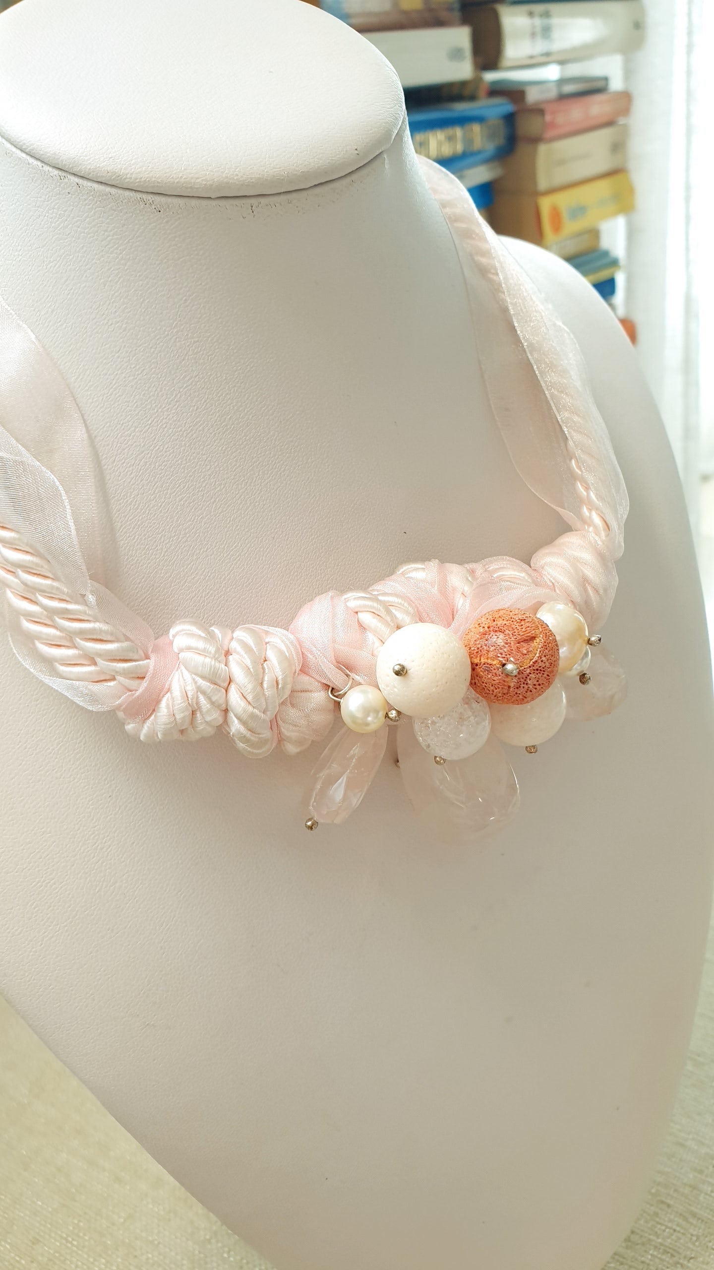 Girocollo in seta con quarzo rosa, madrepora, quarzo, perle.