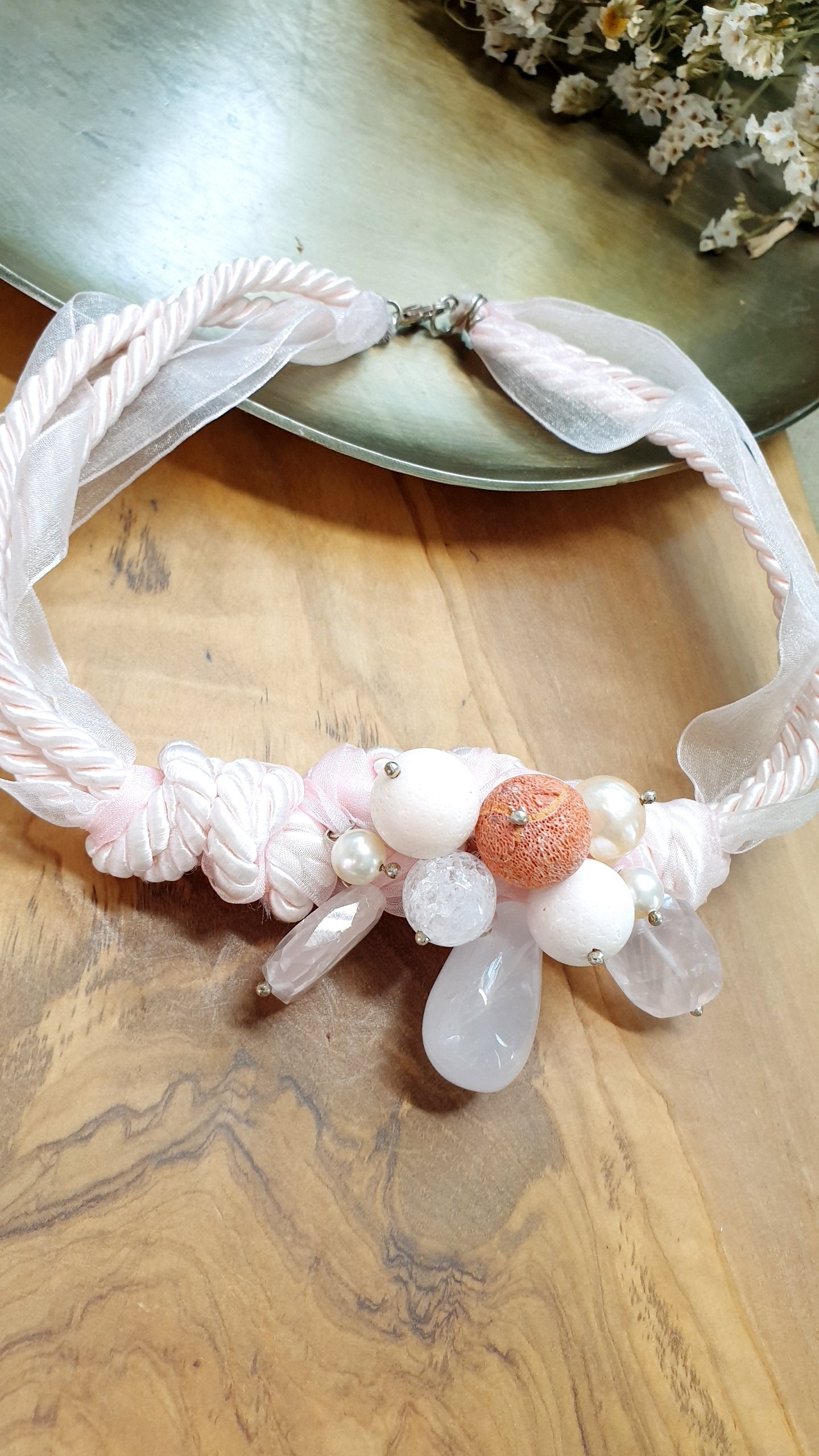 Girocollo in seta con quarzo rosa, madrepora, quarzo, perle.