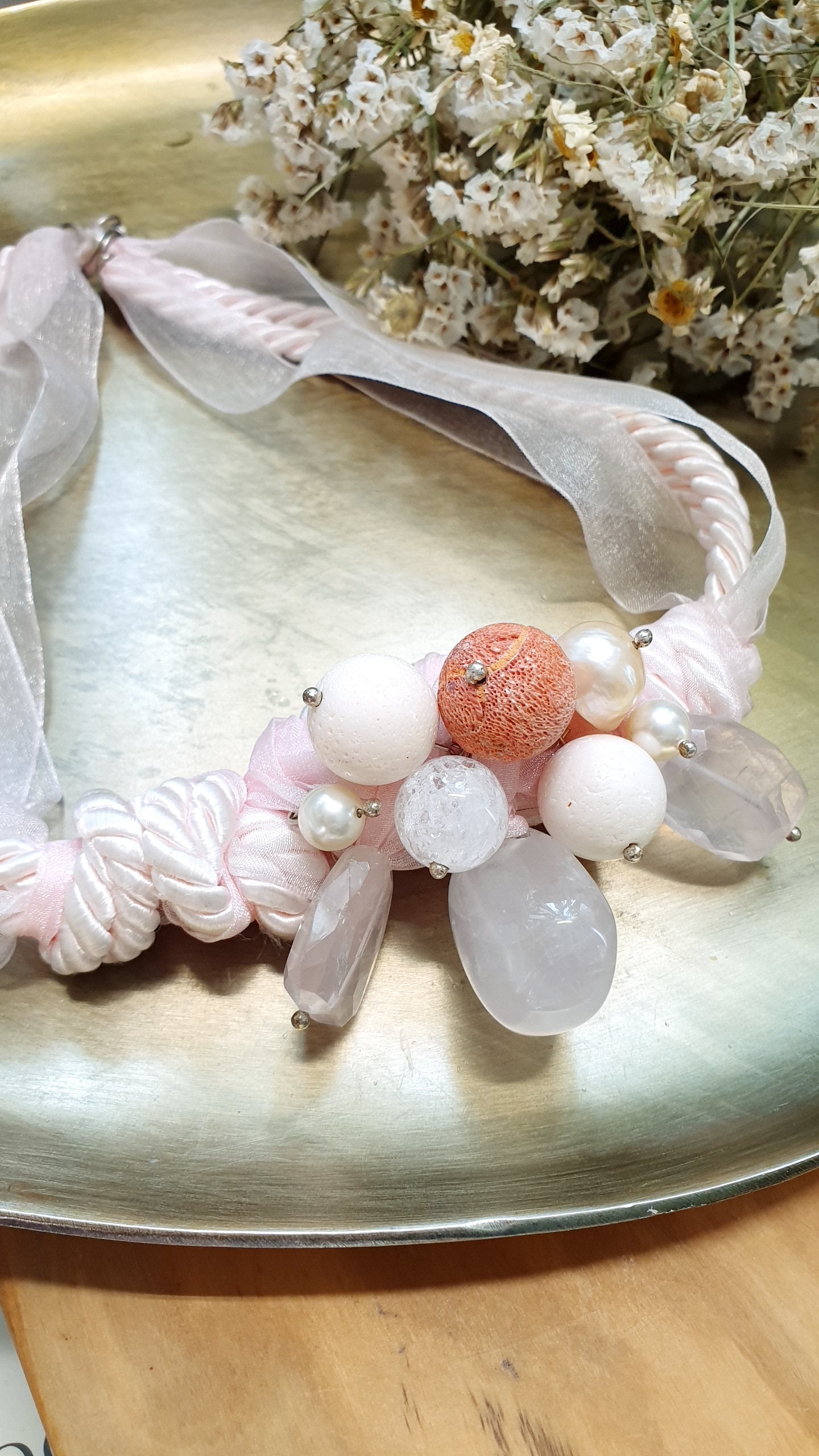 Girocollo in seta con quarzo rosa, madrepora, quarzo, perle.